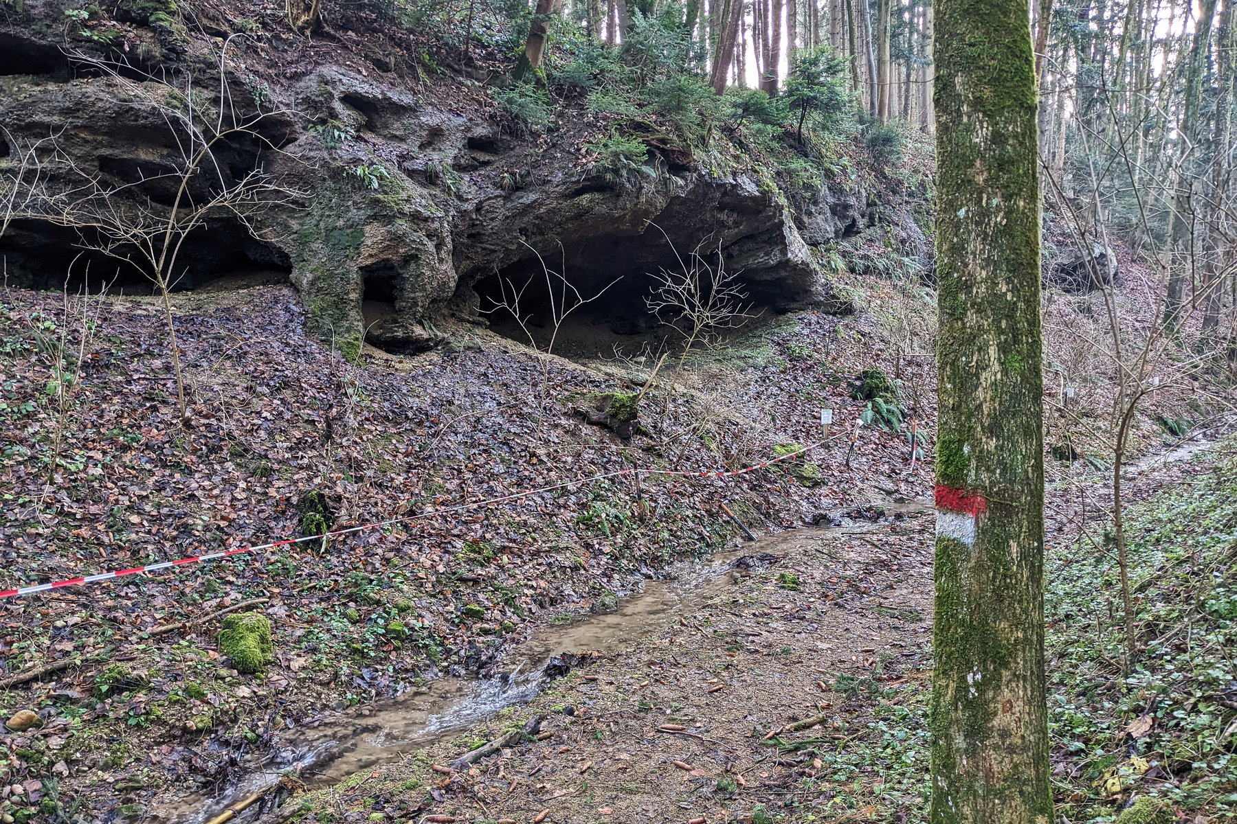 Das Gestein hier ist ausgespült, mehrere Höhlen sind entstanden! Leider sollte man sie nicht betreten, sie sind instabil. Foto: Thomas Obermair
