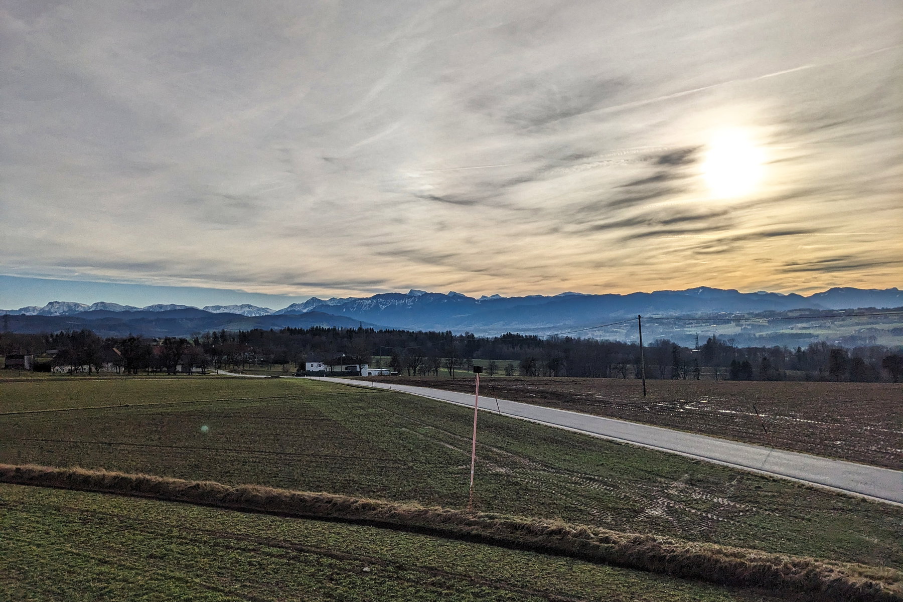 Die oberösterreichischen Alpen sehen wir auf jeden Fall. Hier prominenter das Sengsengebirge, Hinterstoder, die Kremsmauer und den Großen Priel. Foto: Thomas Obermair