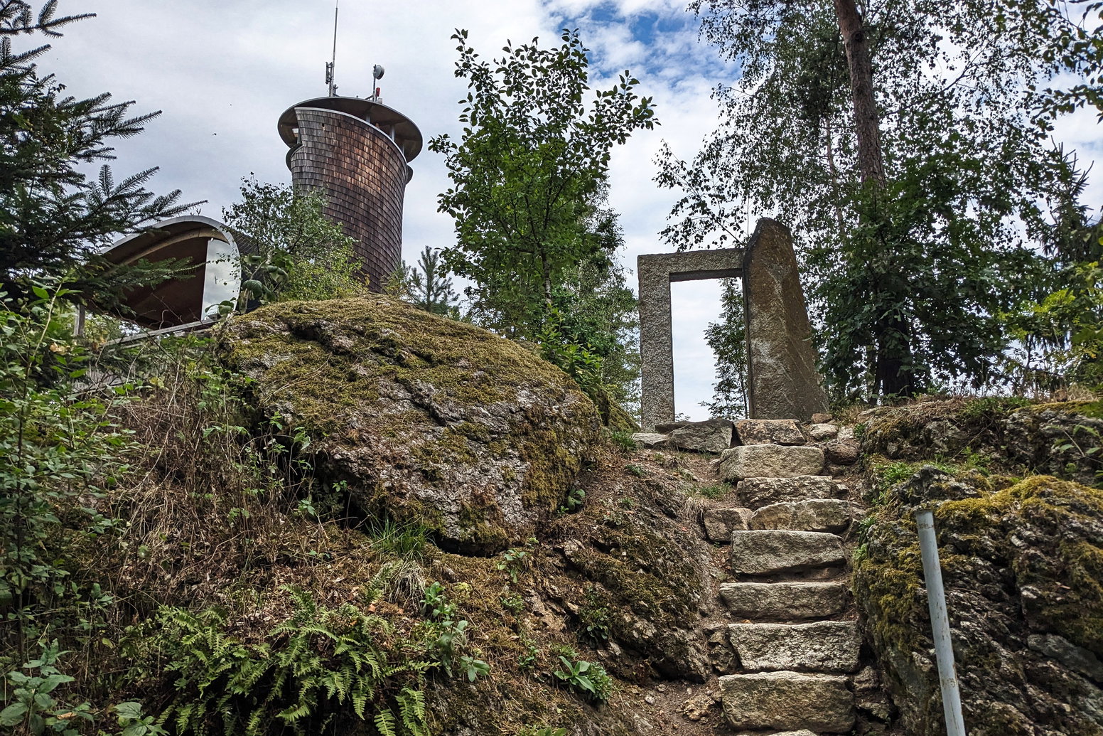 Der liebevoll gestaltete Aussichtsturm “Ho-Haus”. Mit dabei ein Modell der früher an diesem Standort gebauten Burg, einigen Relikten aus dieser Zeit und einem Kühlschrank mit Selbstbedienungskassa. Foto: Thomas Obermair