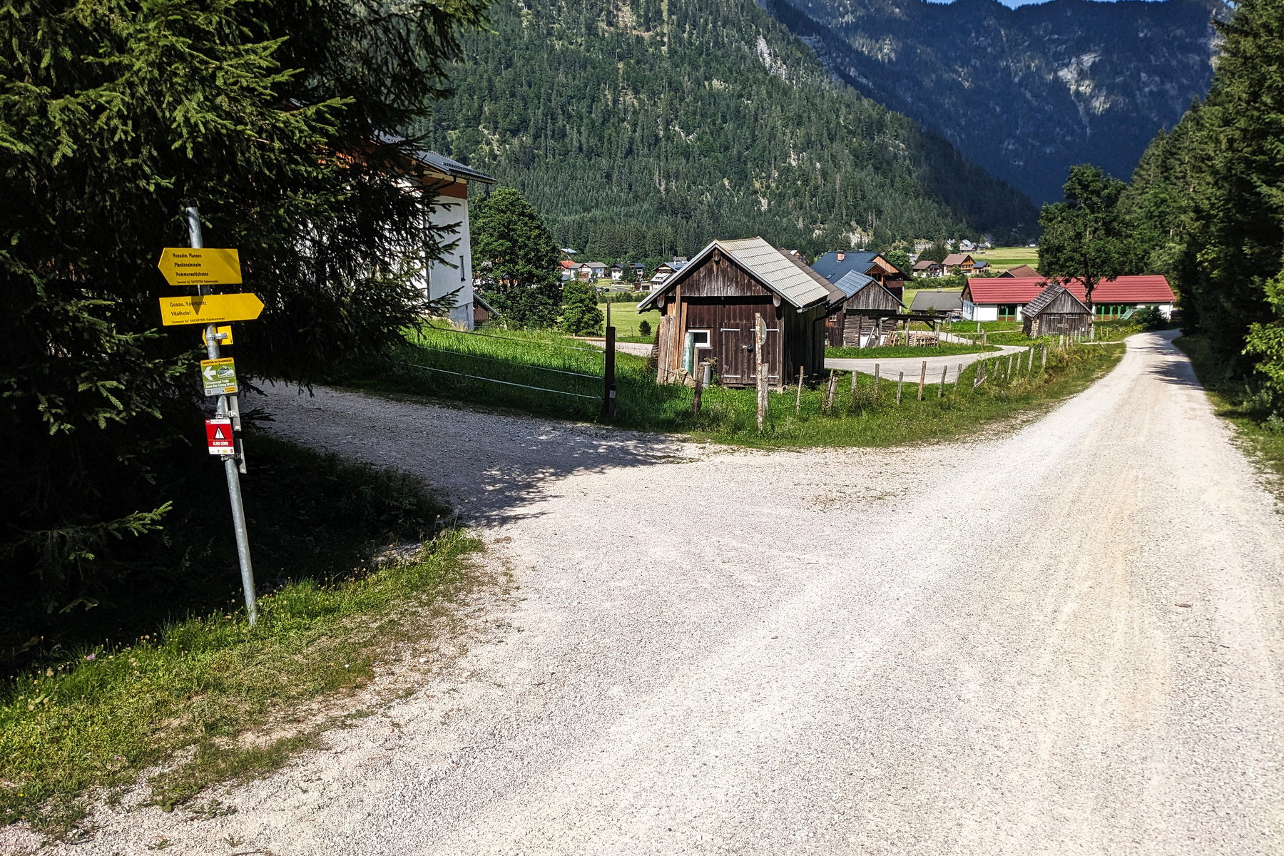 Viele kleine Bäche verlaufen in der Hügellandschaft, sie münden alle in die Krems. Das ist eine von zwei kleinen Holzbrücken auf unserem Weg. Foto: Thomas Obermair
