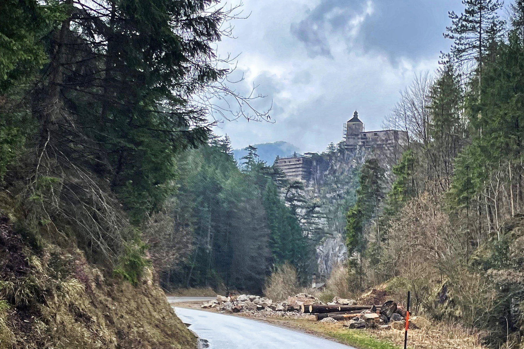 Blick zur Burgruine Gutenstein. Foto: Ursula Truebswasser