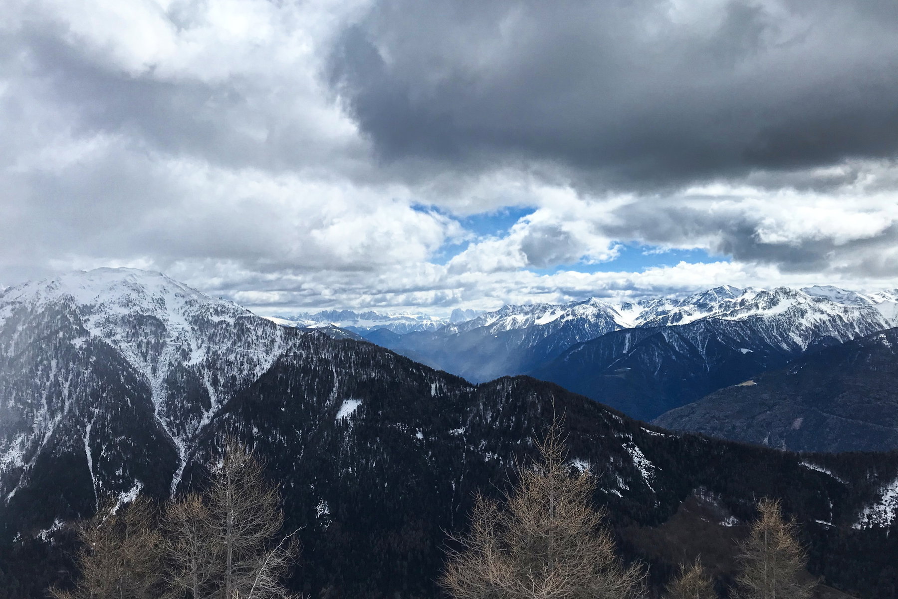 Blick Richtung Dolomiten mit schwachem Schneeschauer im Pfitschtal. Foto. David Kurz