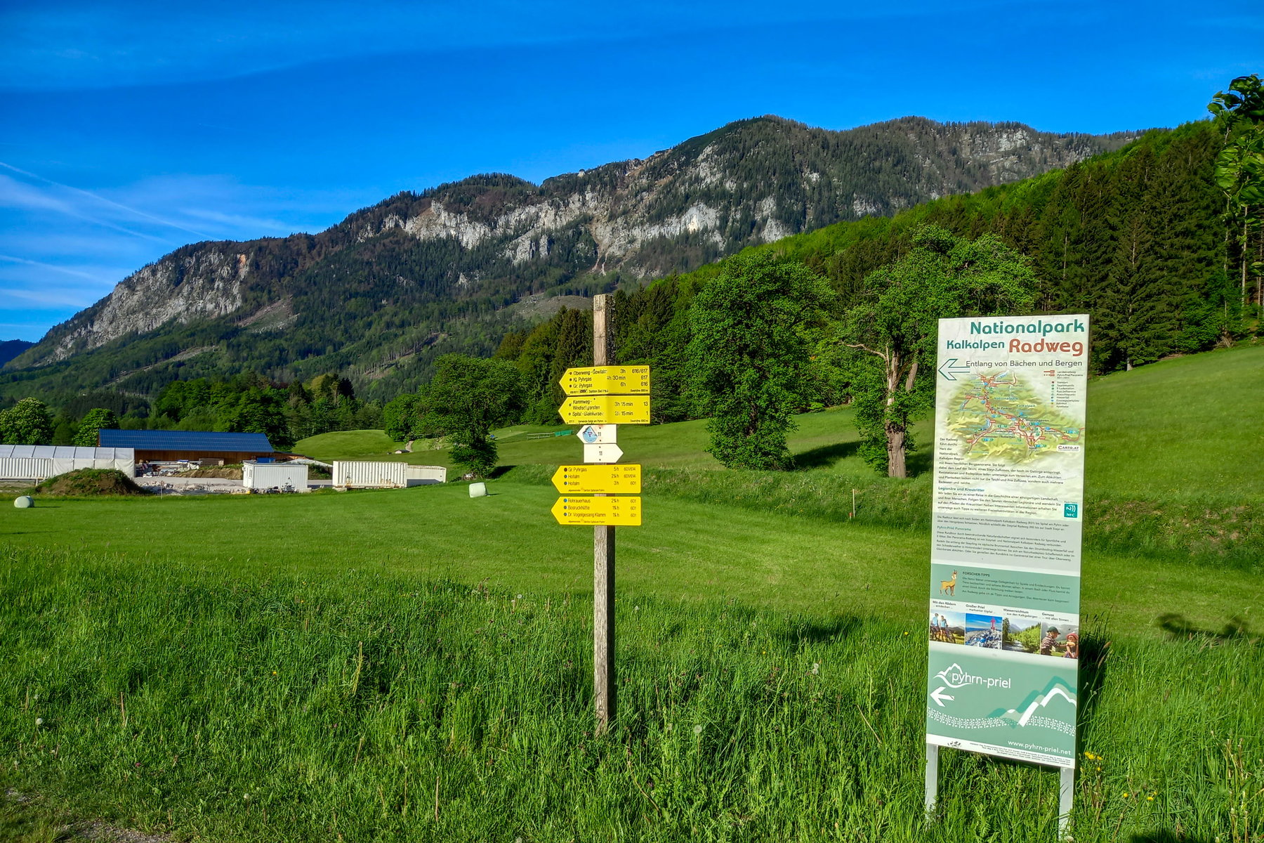 Erste Wegweiser hinter dem Bahnhof in Spital am Pyhrn. Foto: Martina Friesenbichler