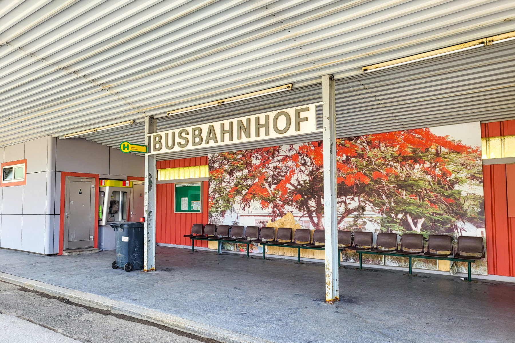 Der Eisenerzer Busbahnhof. Hier ließe es sich auch im Falle eines Regenschauers gut warten. Foto: Anna Siebenbrunner, POW AT