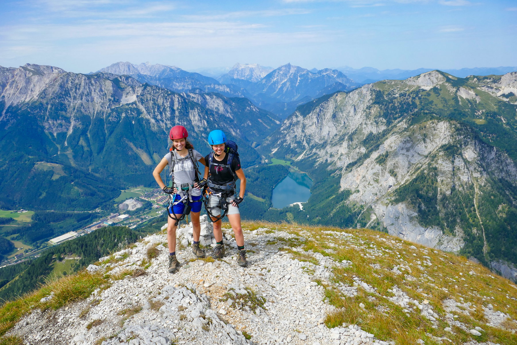 Der Vorgipfel bietet sich an für ein schönes Foto mit Panoramablick auf Kaiserschild (links), Lugauer (dahinter), Tamischbachturm, Buchstein, Seemauer und Hochblaser. Foto: Johannes Siebenbrunner, POW AT