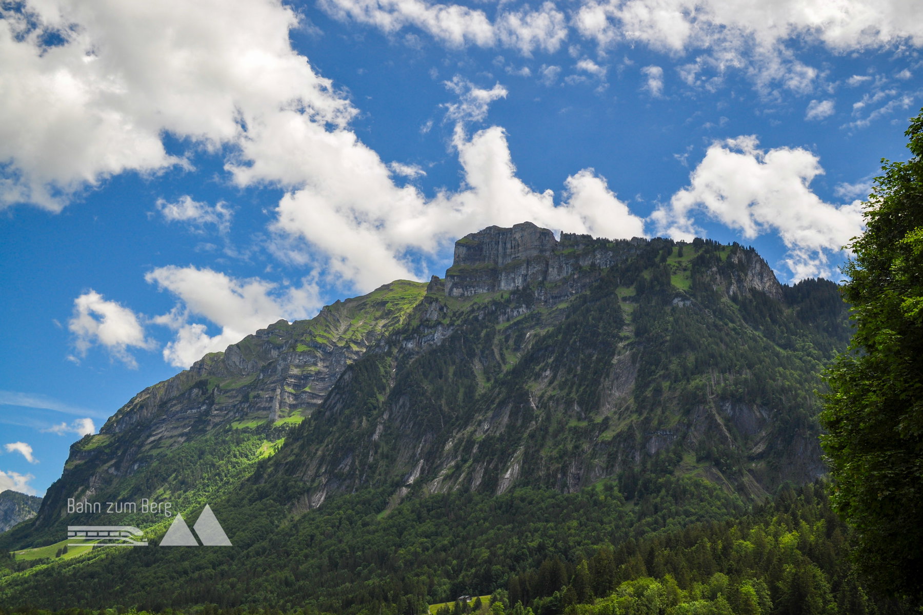 Blick auf das Kanisfluhmassiv, auf die Holenke (der grüne Grashügel rechts) geht’s jetzt rauf. Foto: Norman und Lisa