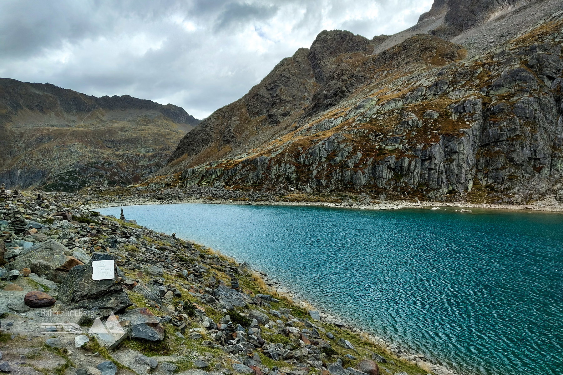 Die Blaue Lacke macht ihrem Namen alle Ehre. Foto: Simon Widy