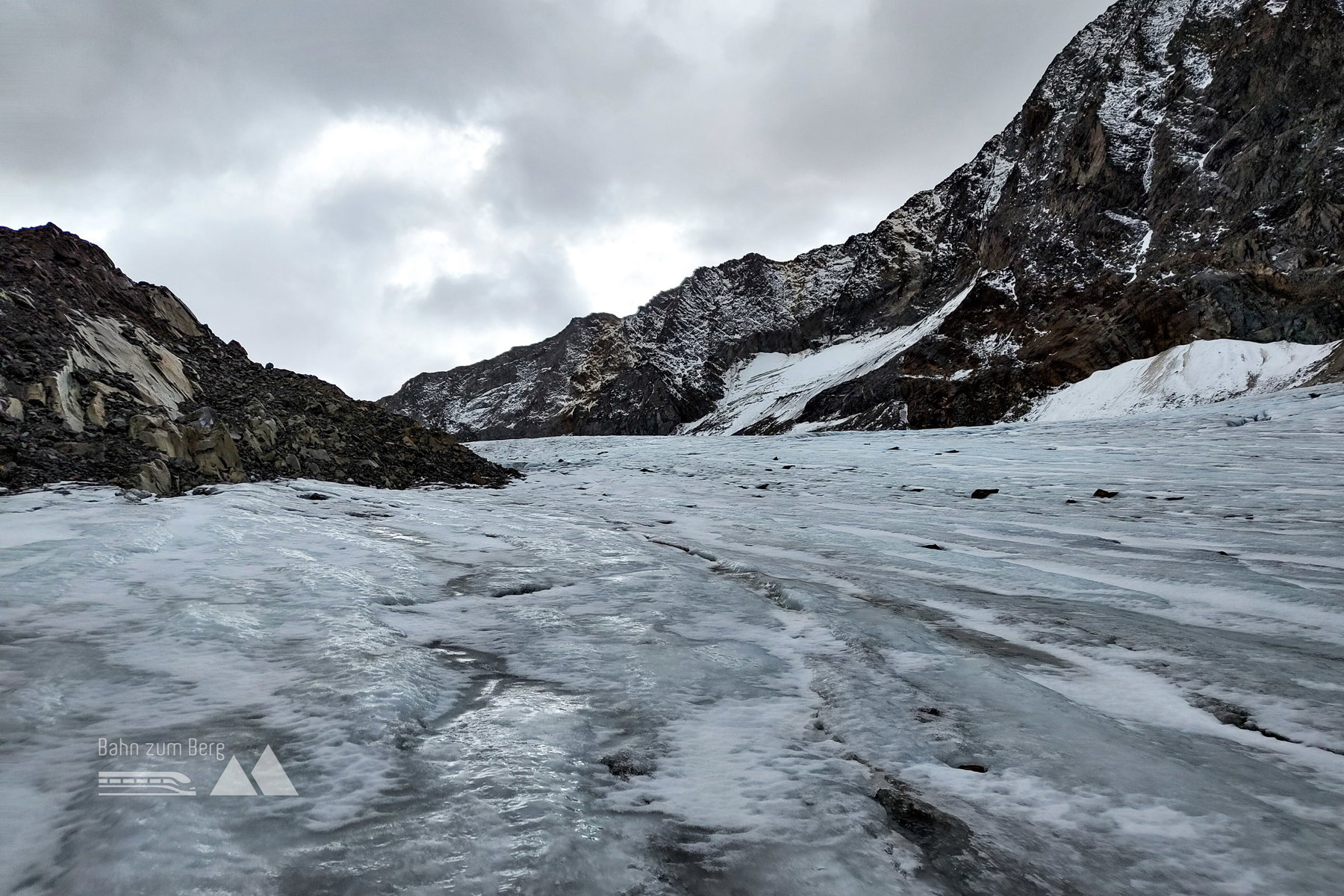 Anfang und Ende der Strecke am Gletscher. Foto: Simon Widy