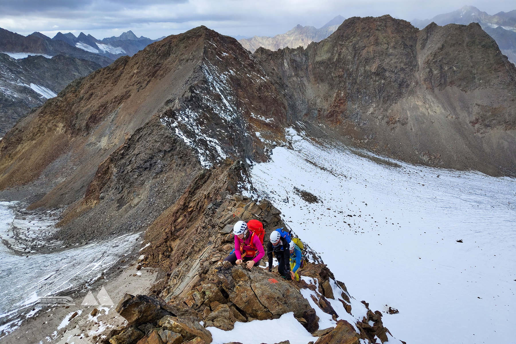 Nach dem Gletscher führt der Lübecker Weg am Grat. Fotos: Simon Widy