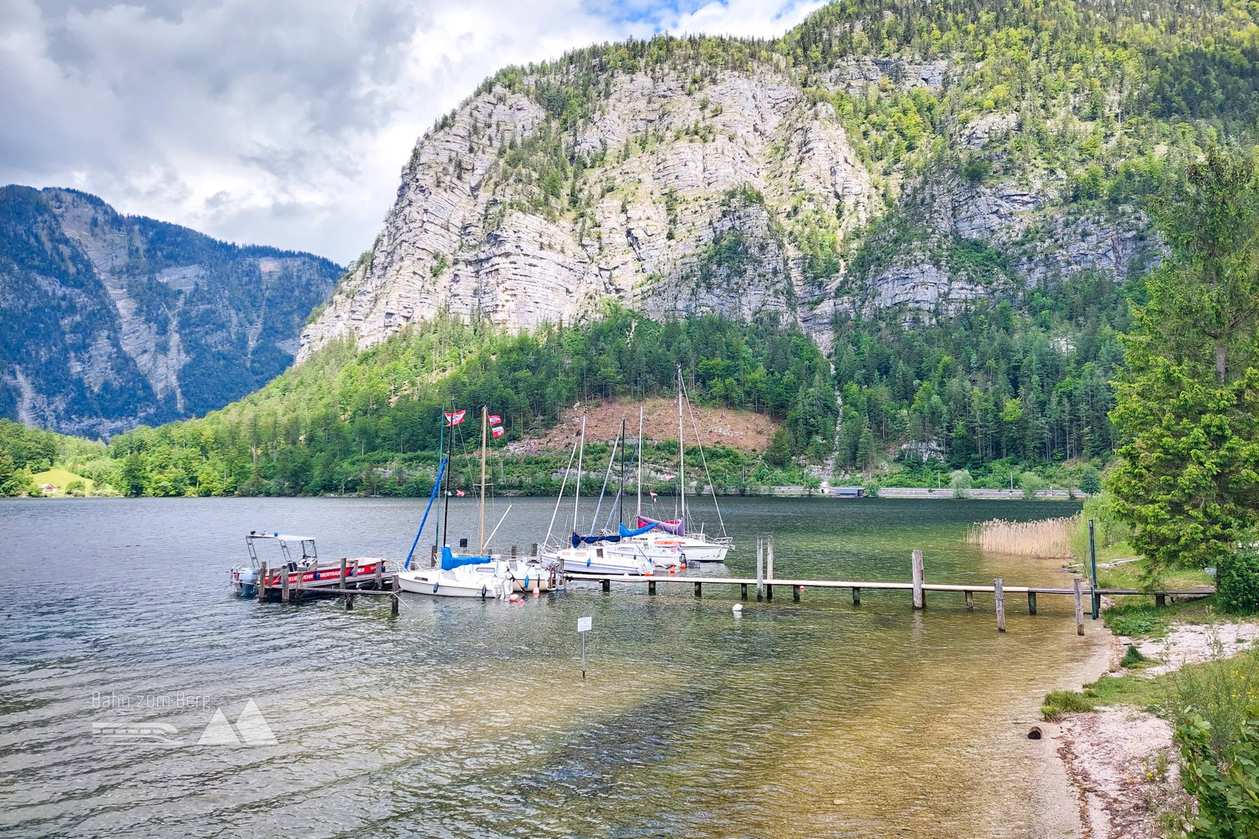 Bootssteg Obertraun mit Sechserkogel und Wehrkogel im Hintergrund. Foto: Alice Frischherz