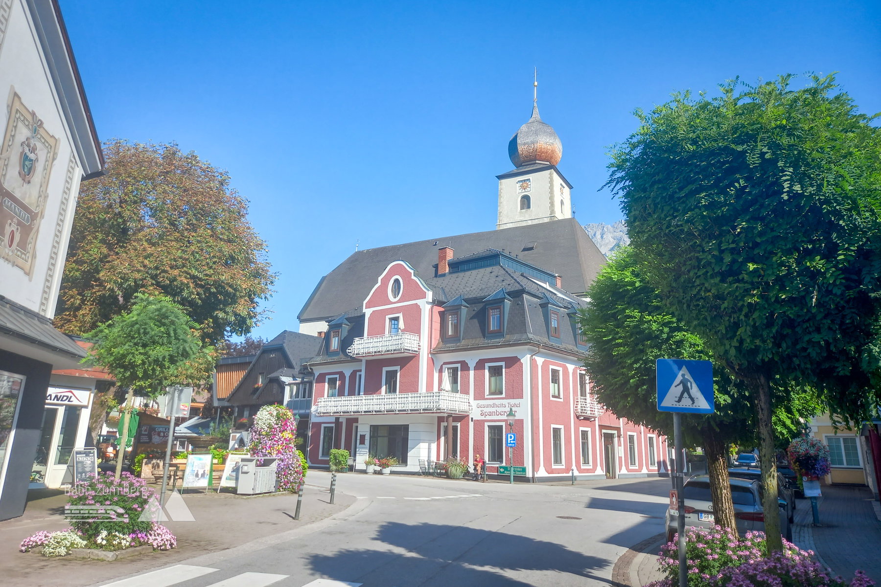 Beim roten Haus nach links abbiegen. Foto: Martina Friesenbichler