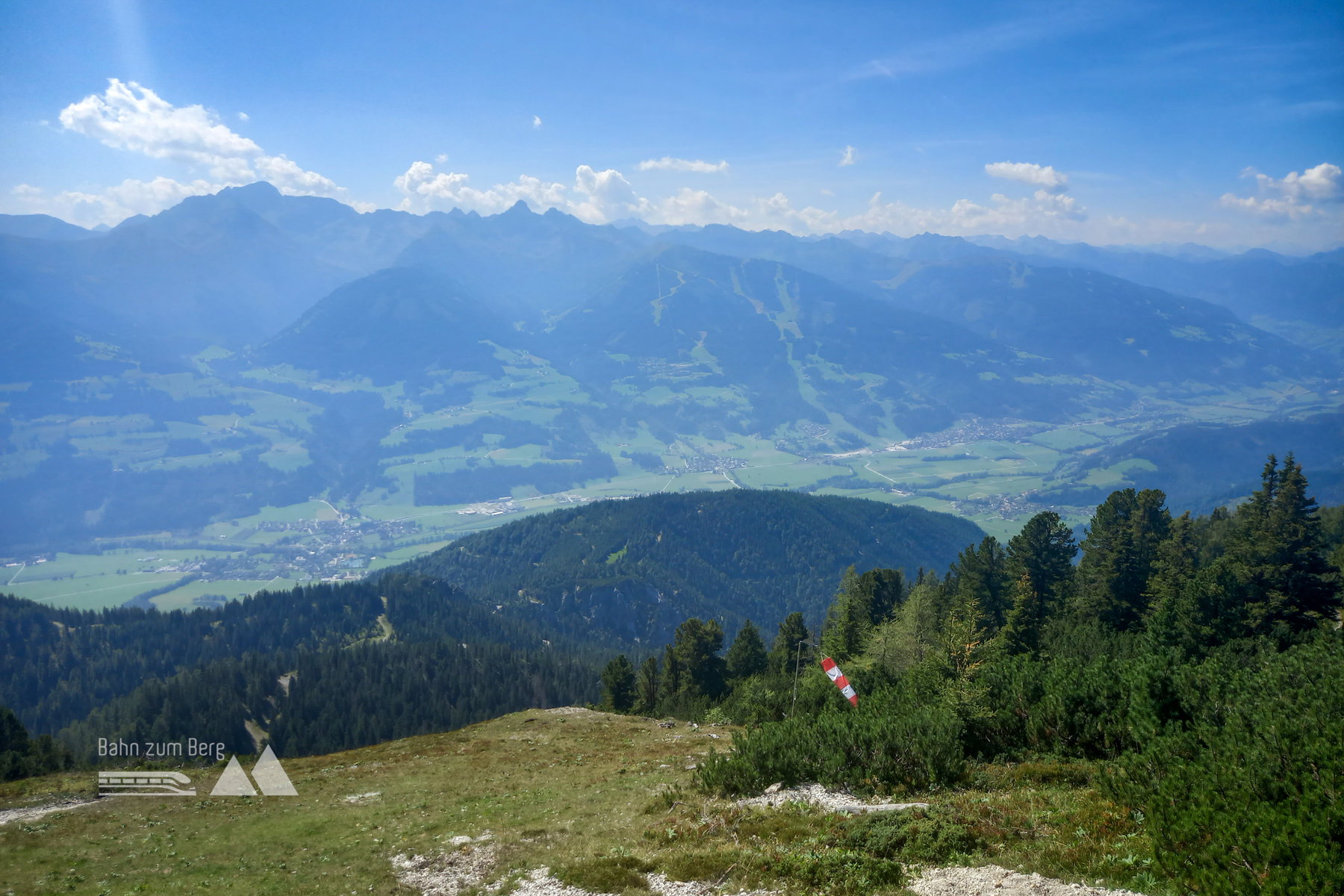 Blick auf den gegenüberliegenden Galsterberg und Pleschnitzzinken bei der Wanderung zum Friedenskircherl. Foto: Martina Friesenbichler