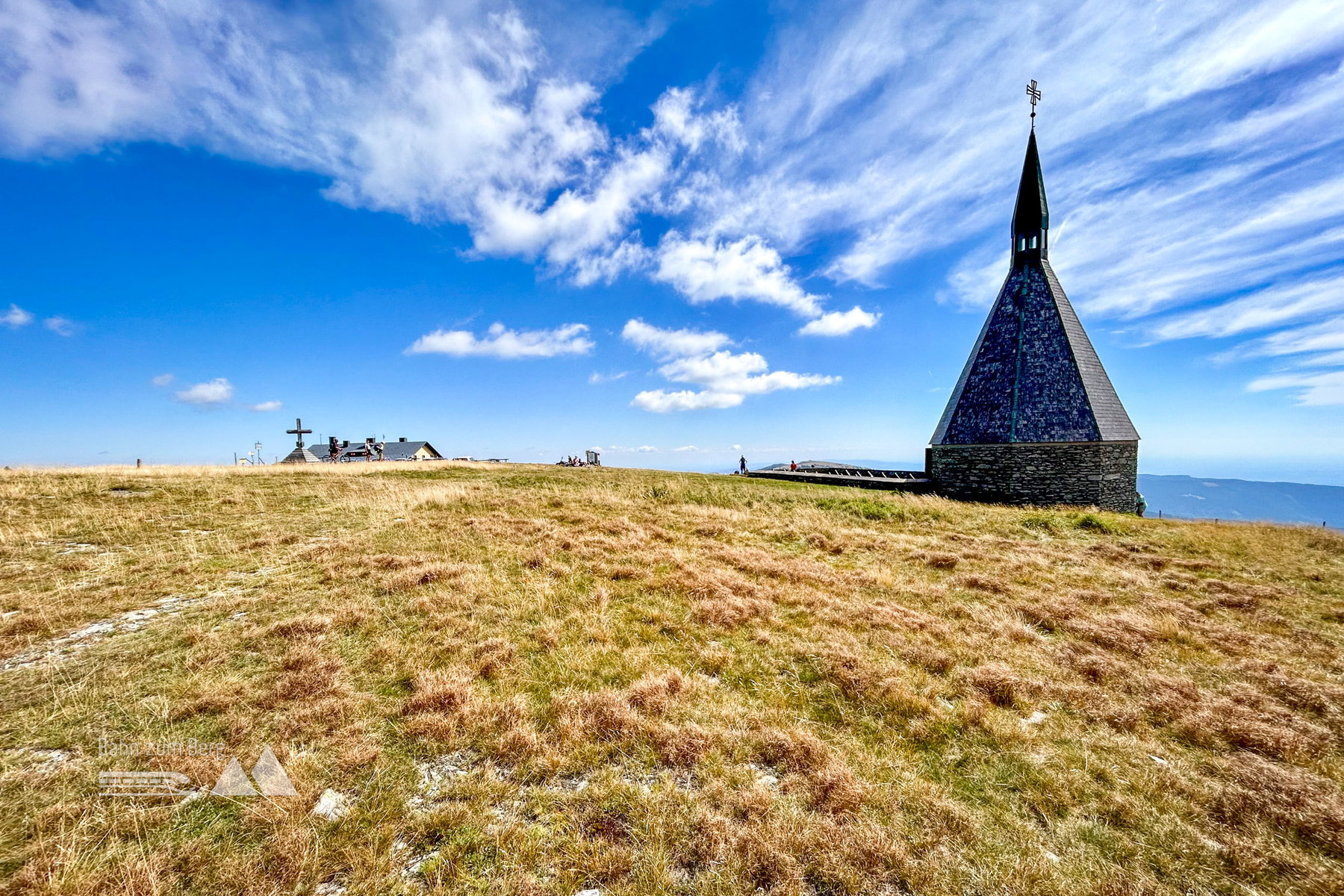 Gipfelkreuz, Wetterkoglerhaus und Gedenkkapelle. Foto Veronika Schöll