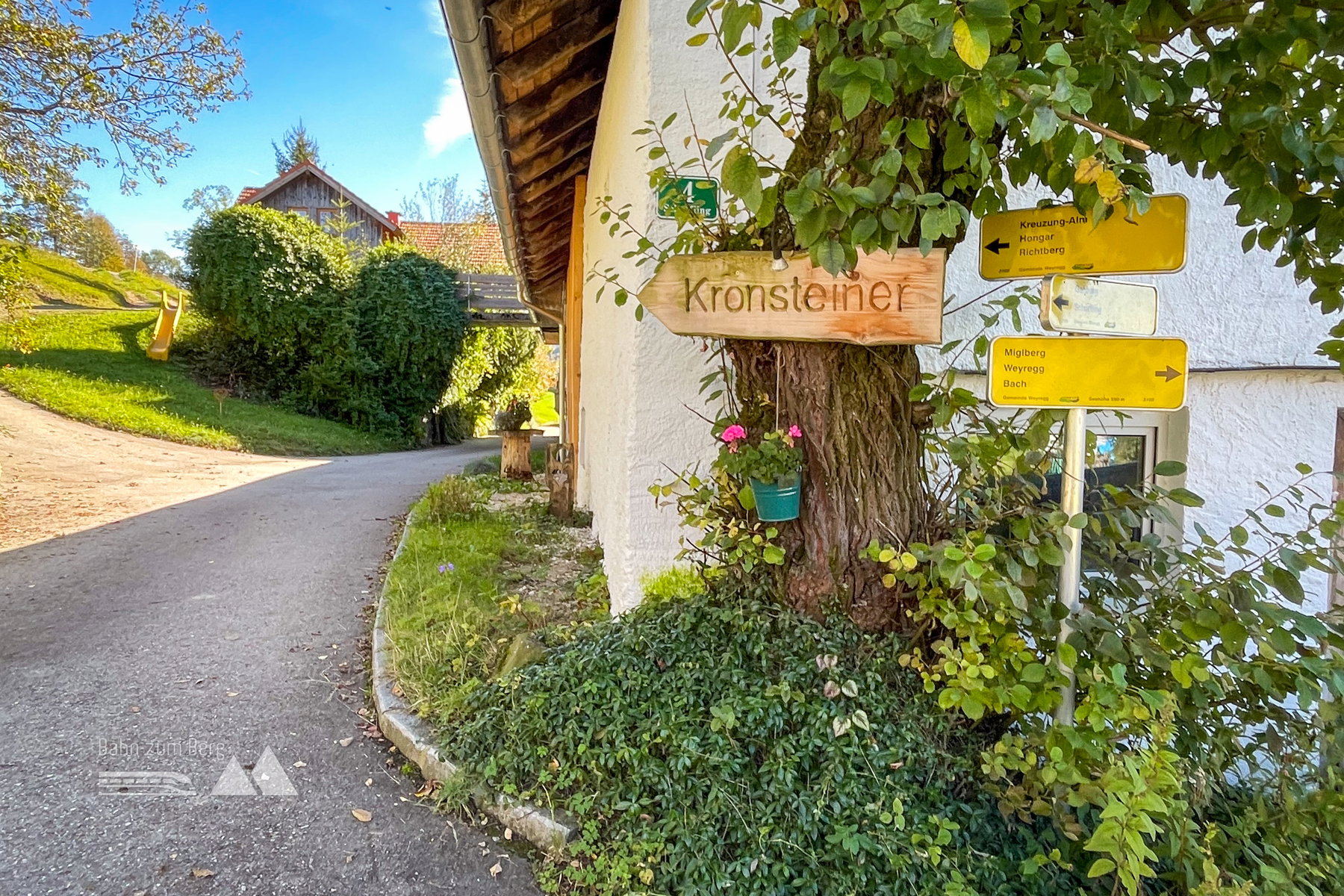 Wegweiser Richtung Hongar in Schaffling; Feldweg Richtung Hongar; Ausblick auf Traunstein. Fotos: Eva Maria Ginal