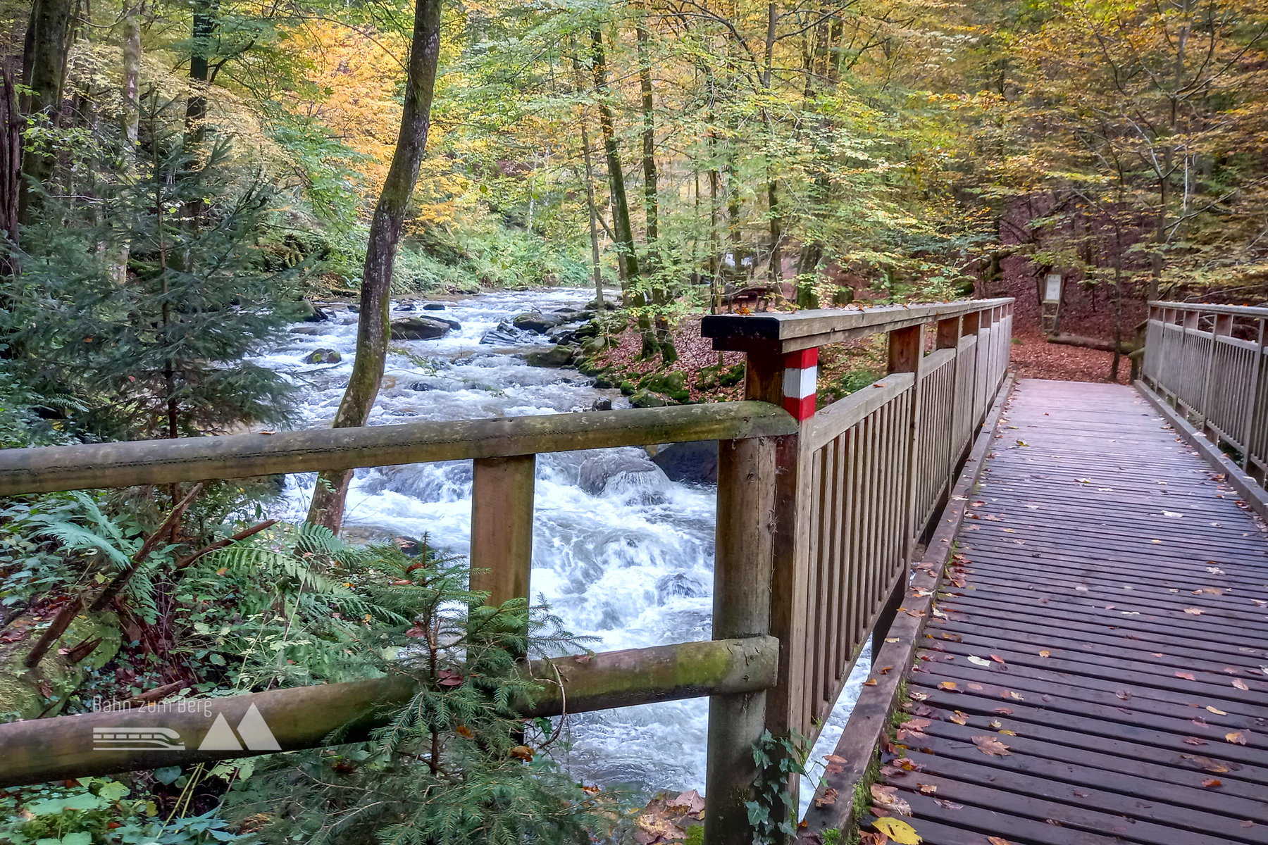 Hinter dieser Brücke gibt es einen schönen Rastplatz mit Bademöglichkeit. Foto: Martina Friesenbichler