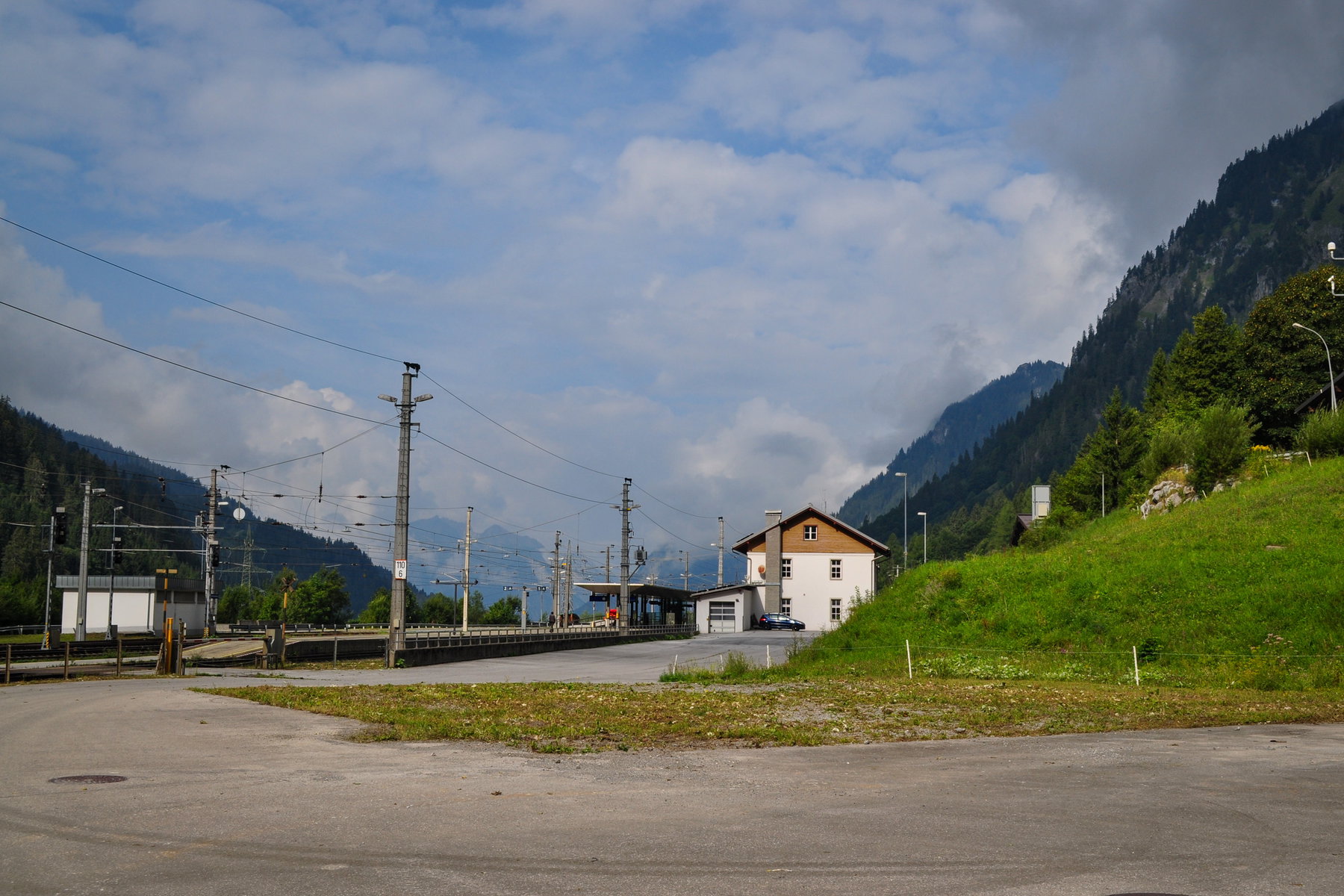 Bahnhof Langen am Arlberg inmitten der Berge. Foto: Norman und Lisa