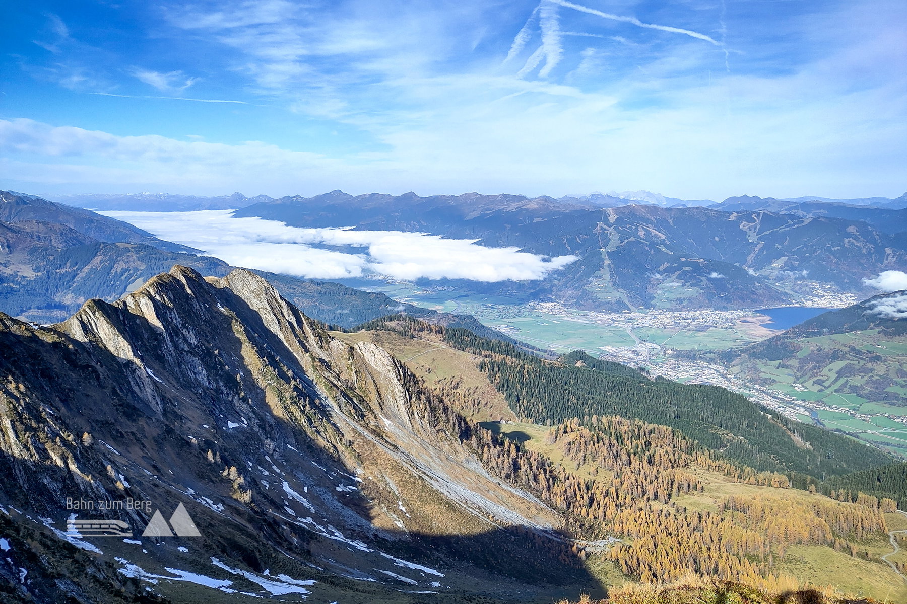 Zell am See – im Oberpinzgau lagert noch Hochnebel wie verschüttete Milch. Foto: Karl Plohovich