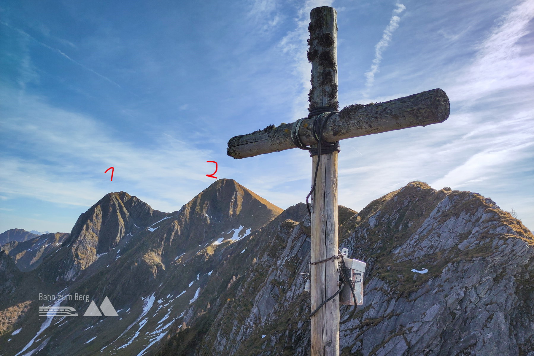 Stolzkopf Gipfelkreuz mit Rückblick auf Breitkopf (1) und Schafelkopf (2). Foto: Karl Plohovich