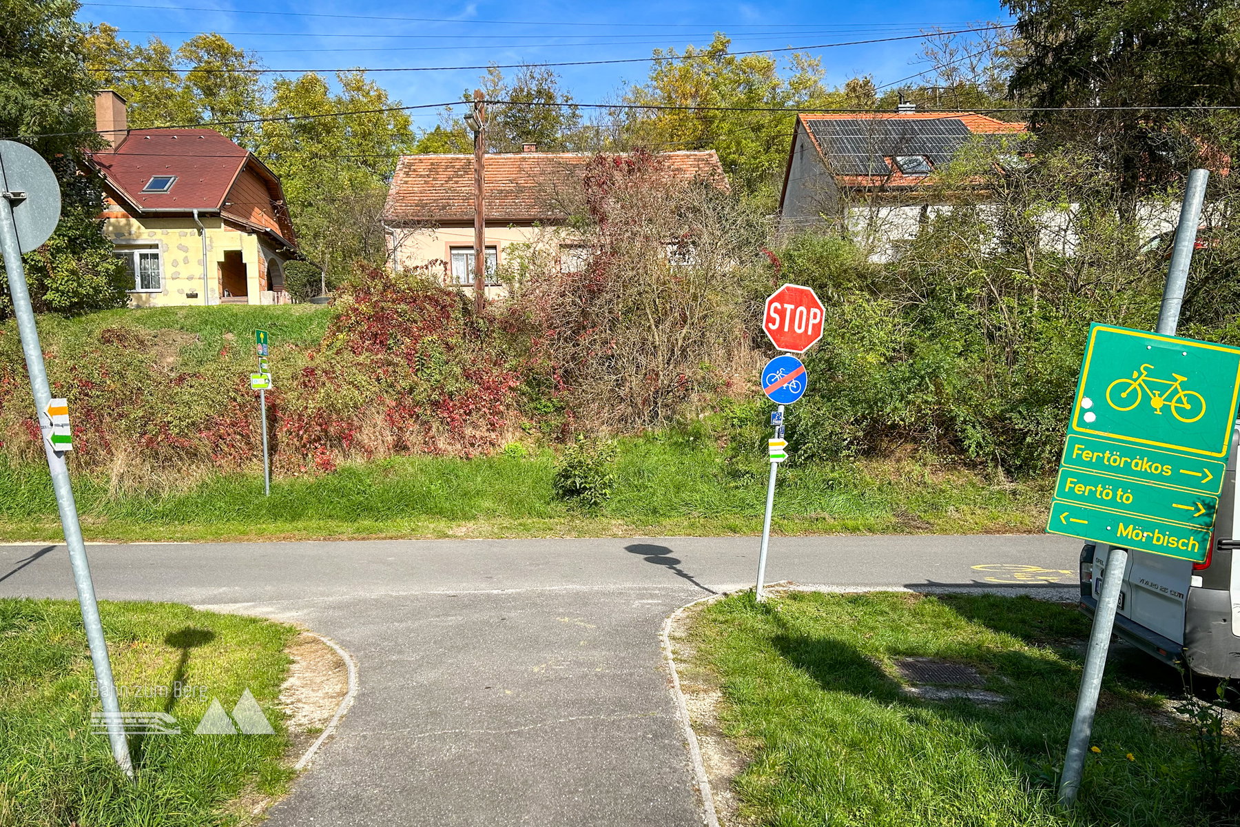 Zuerst nach rechts, über die Straße und nach links weiter. Vertrau der Markierung. Foto Veronika Schöll