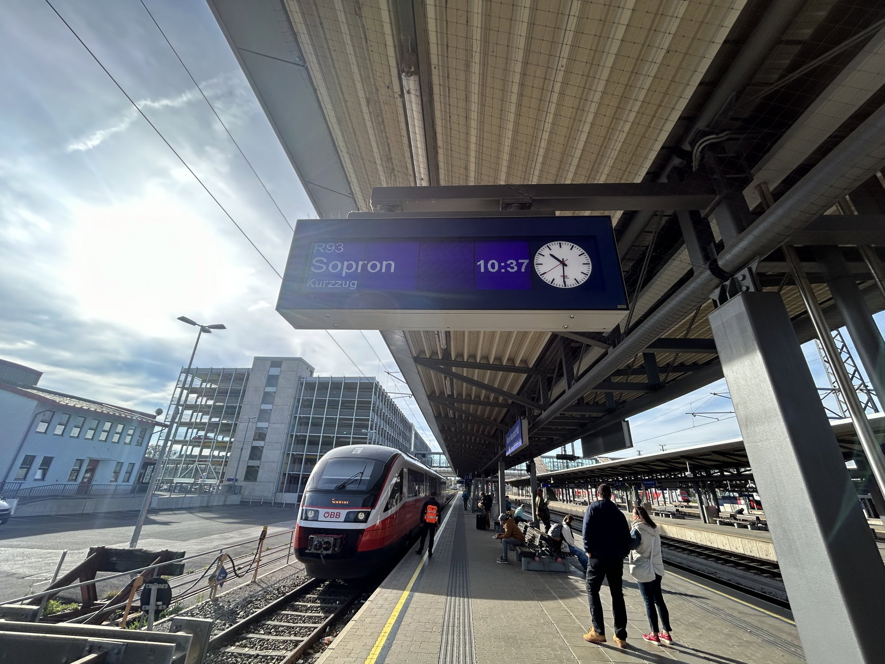 Ein- bzw Umsteigen in Wiener Neustadt, Hauptbahnhof - Ost Bahnsteig 21! Foto Veronika Schöll