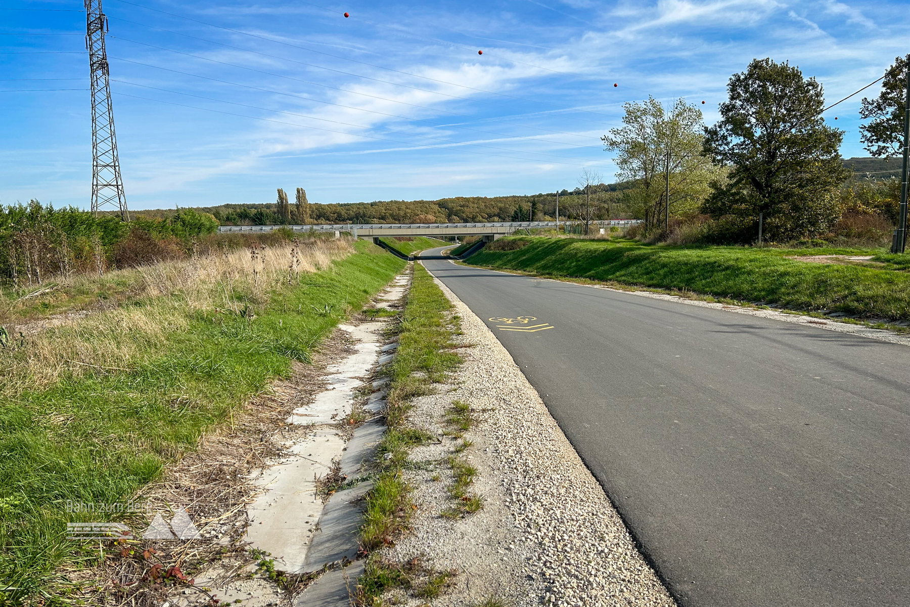 Rustikale Wanderwegvariante - kaum befahren diese Straße. Foto Veronika Schöll
