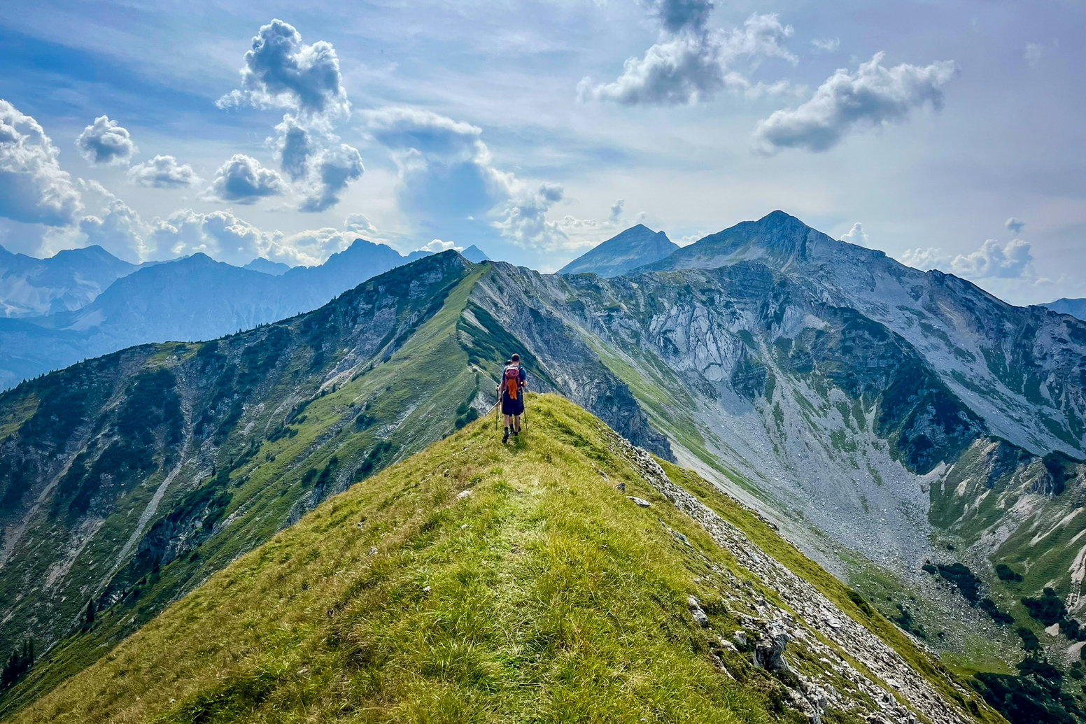 Aufbruch von der Bayerkarspitze, gleich geht es steil in die Senke bergab. Foto: Fabian Lindner, POW DE