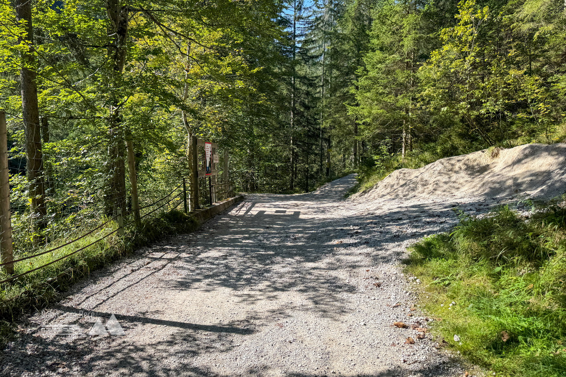 Abzweig nach rechts, nach links geht es zur Klamm; Foto: Bernhard Walle