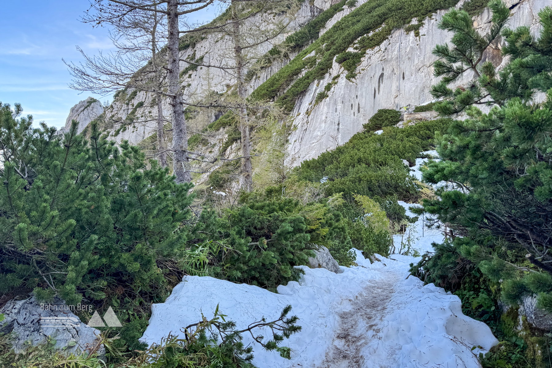 Abstieg mit etwas Schnee; Foto: Bernhard Walle