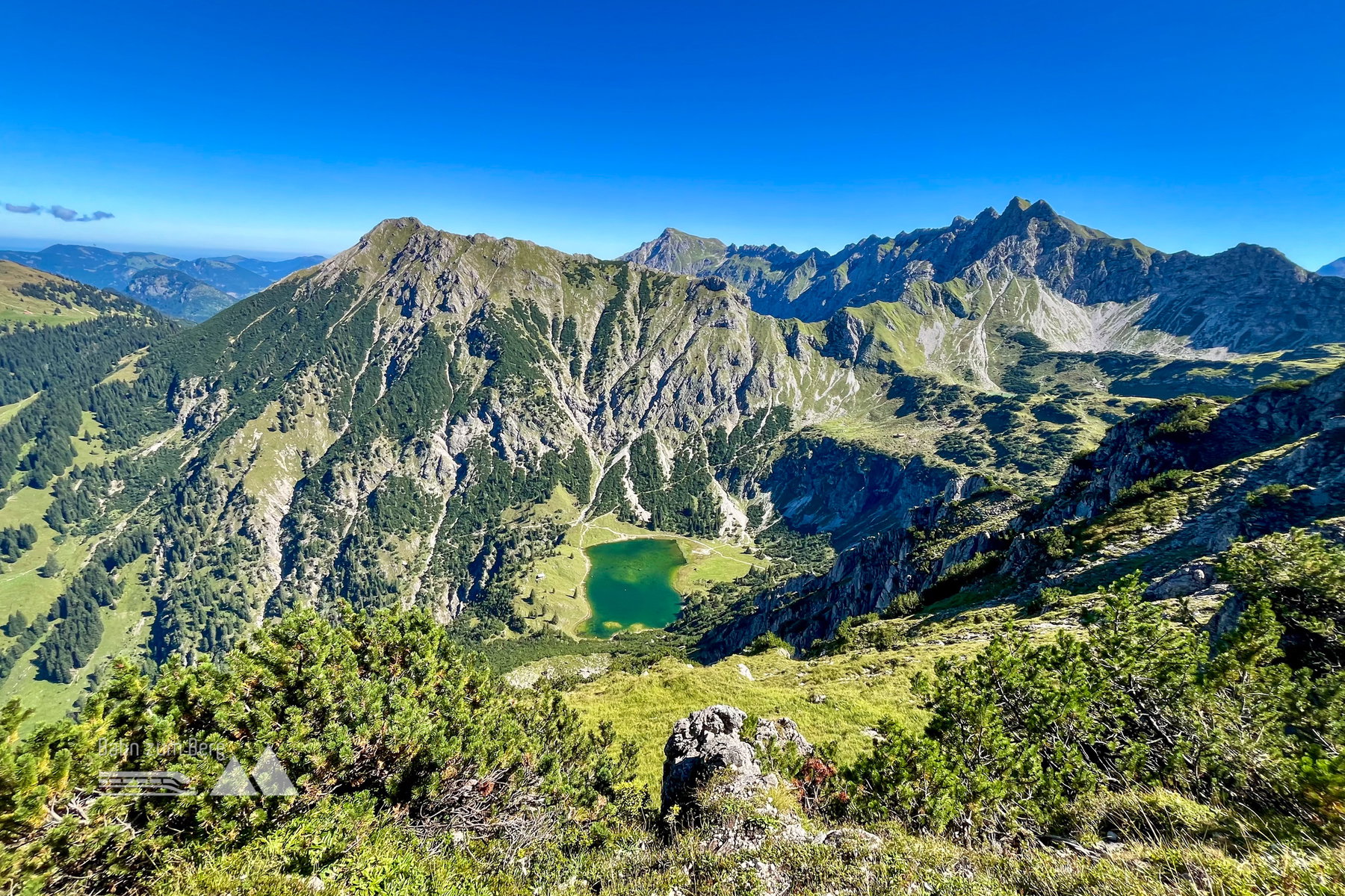 Traumhafter Ausblick auf den Unteren Gaisalpsee und die dahinterliegenden Berggipfel. Foto: Katharina Köck, POW DE