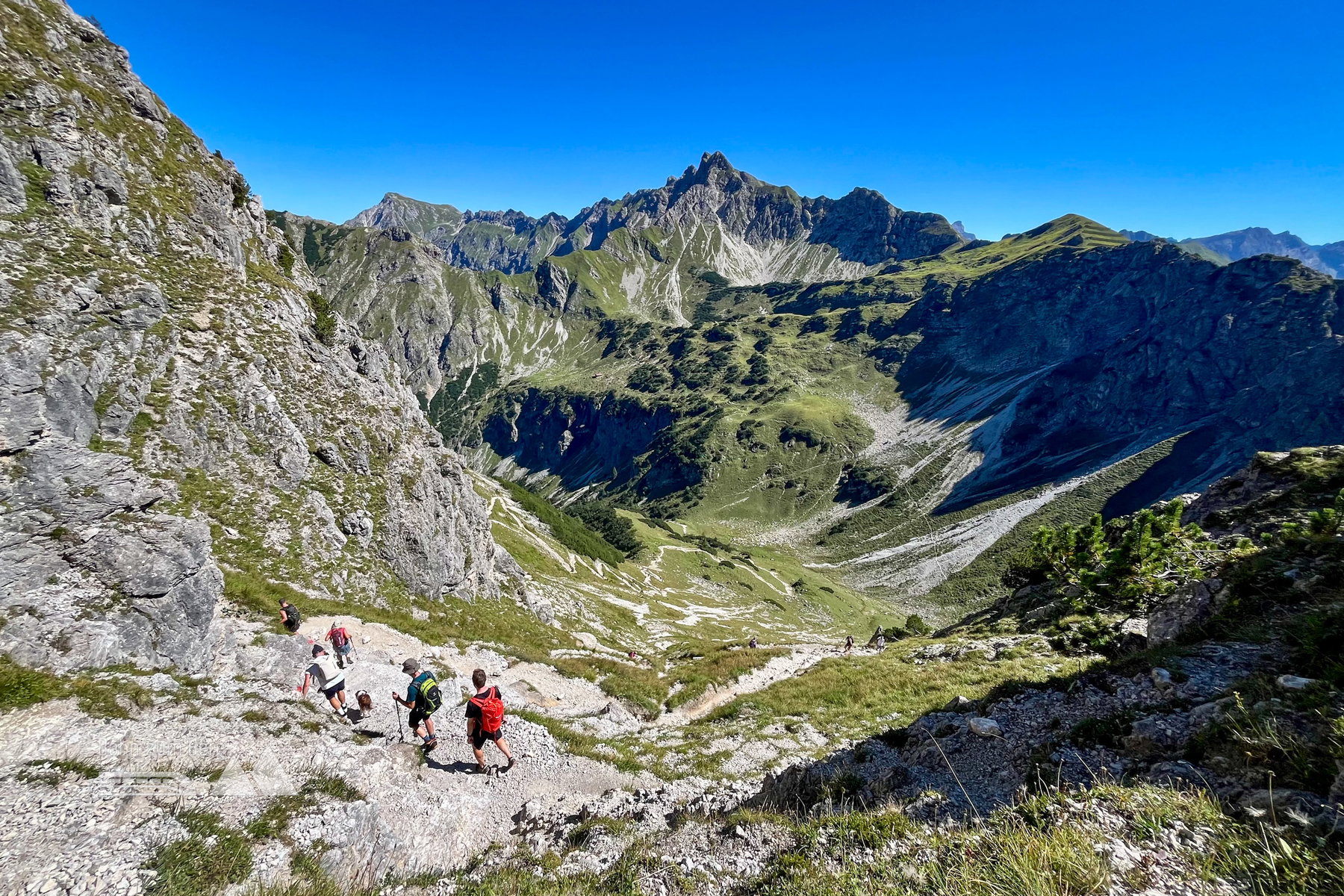 Zum Gaisalpsee steigen wir in den Bergkessel ab. Foto: Katharina Köck, POW DE