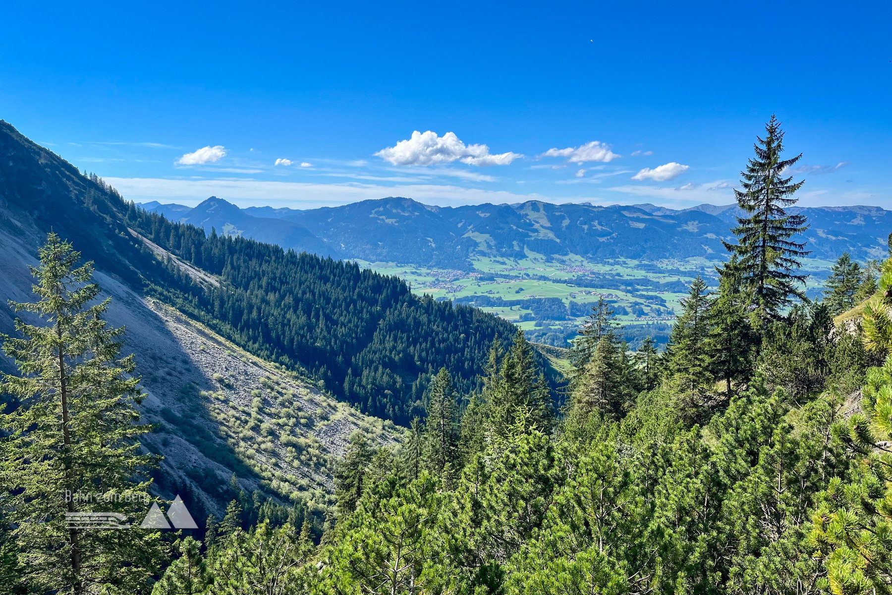 Beim Abstieg in Richtung Langenwang schweift unser Blick bis zur Nagelfluhkette. Foto: Katharina Köck, POW DE