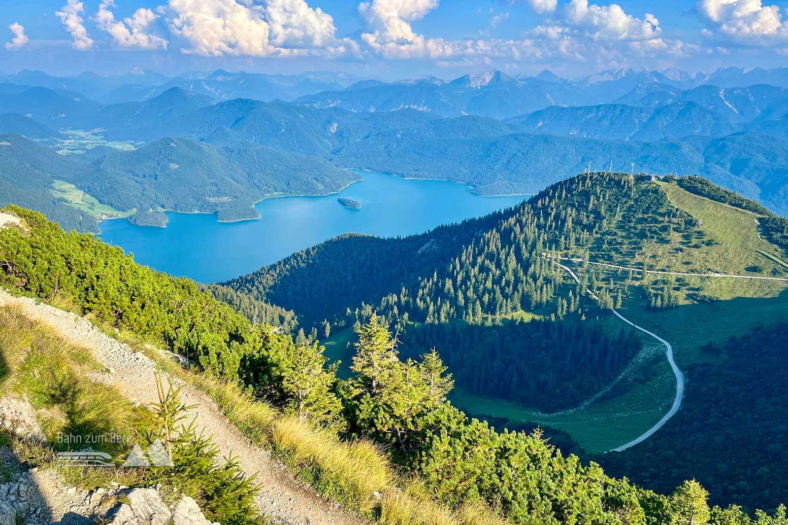 Traumhafter Blick vom Herzogstand auf den Walchensee. Foto: Fabian Lindner, POW DE
