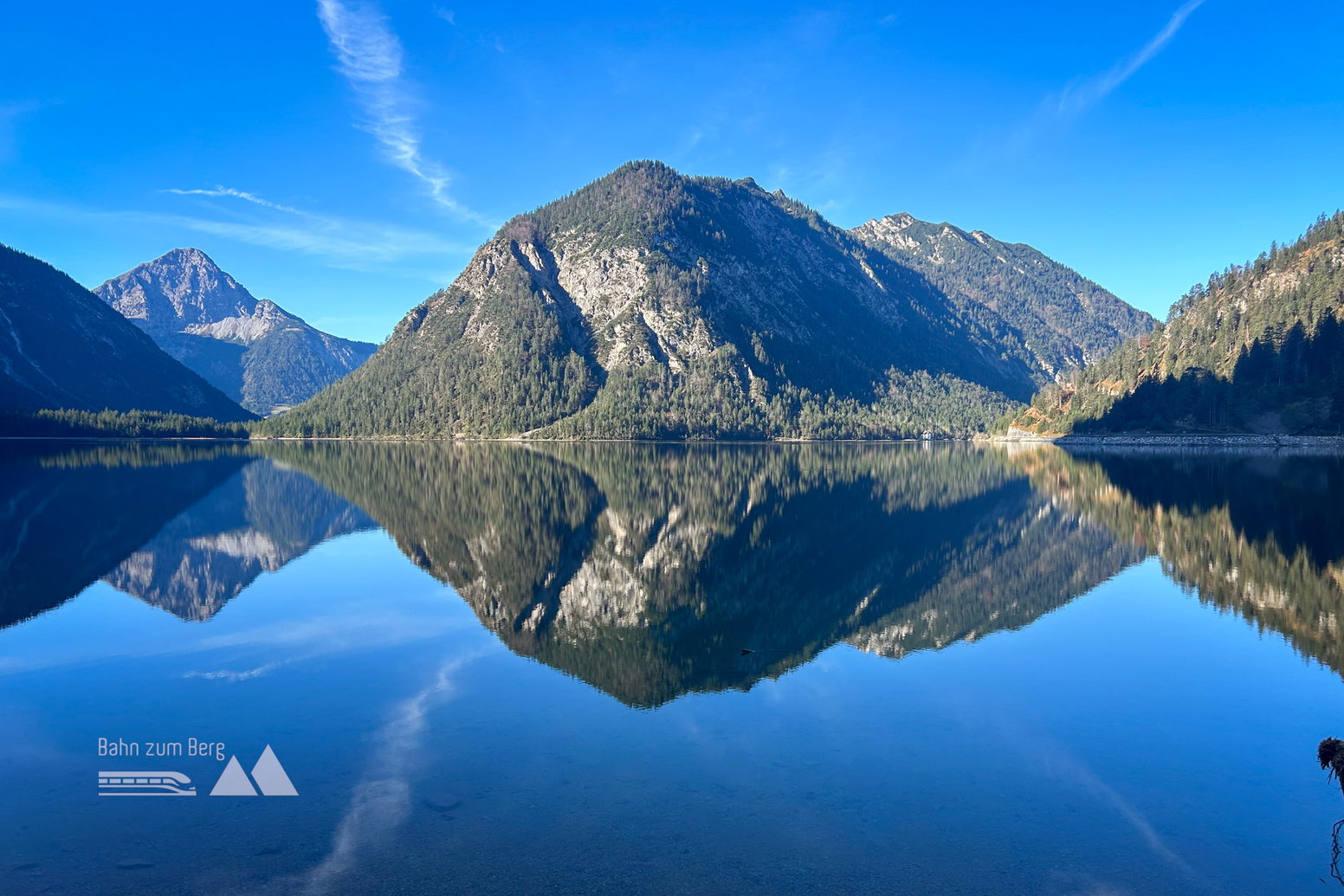 Auf halber Strecke entlang des Plansees eröffnet sich dieser Blick auf einer Lichtung. Foto: David Kurz