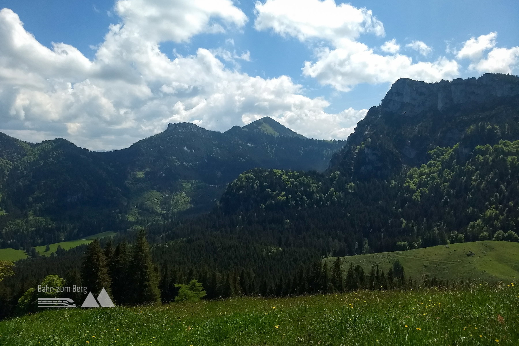 Die formschöne Hochplatte von Nordwesten aus. Foto: Nikolaus Vogl