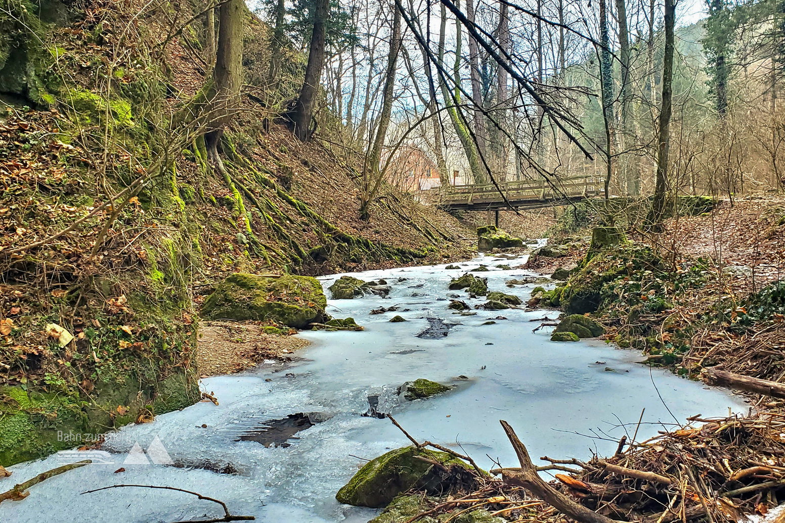 Am Anfang der Johannesbachklamm. Der Weg ist eisig und rutschig und der Johannesbach ist oberflächlich gefroren. Foto: Linda Prähauser