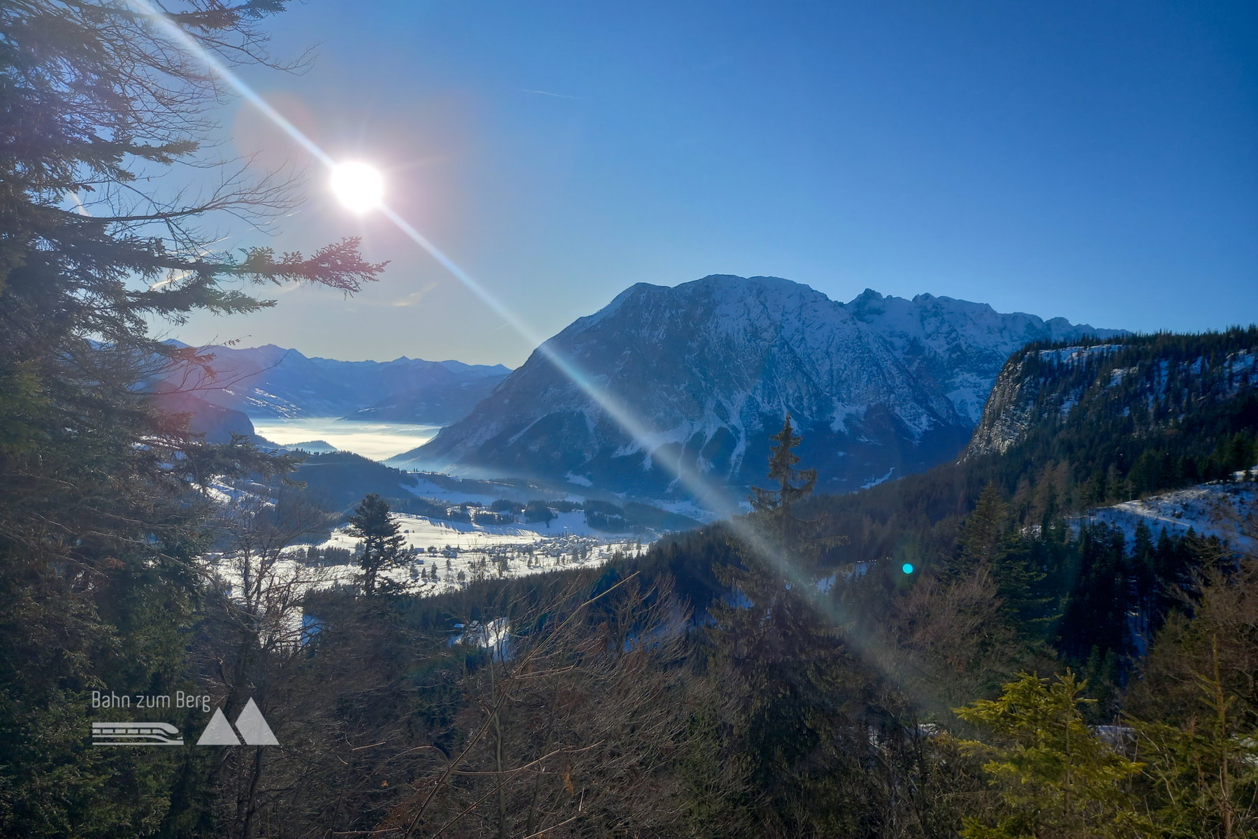Blick ins noch neblige Ennstal und zum Grimming. Foto: Martina Friesenbichler
