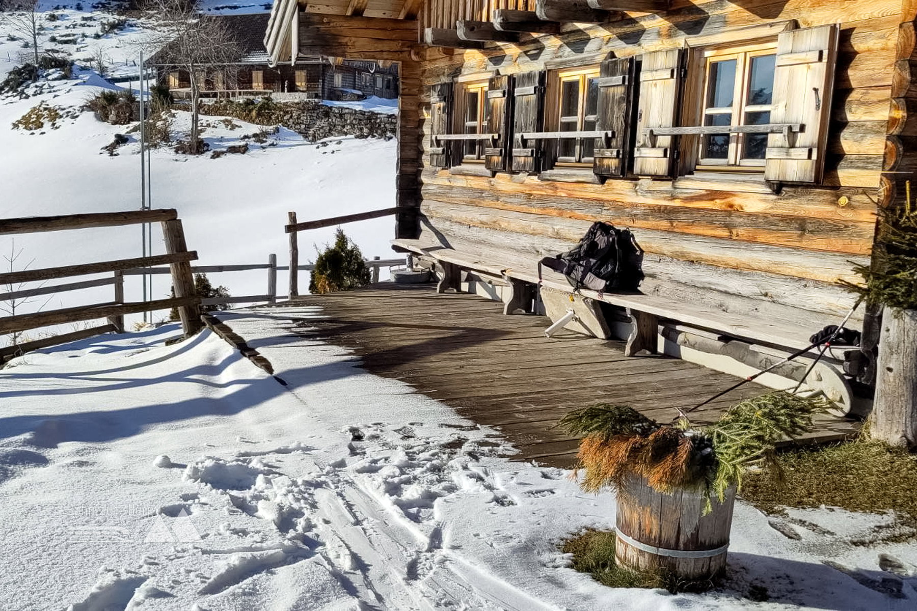 Tenneralm – im Holzschuppen nebenan ist der Kühlschrank mit Bier und Säften gefüllt! Foto: Karl Plohovich