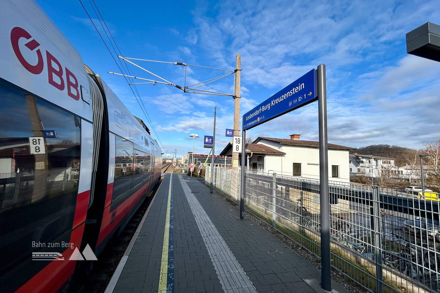 Am Bahnhof Leobendorf nach rechts in die Hauptstraße abbiegen. Foto Veronika Schöll