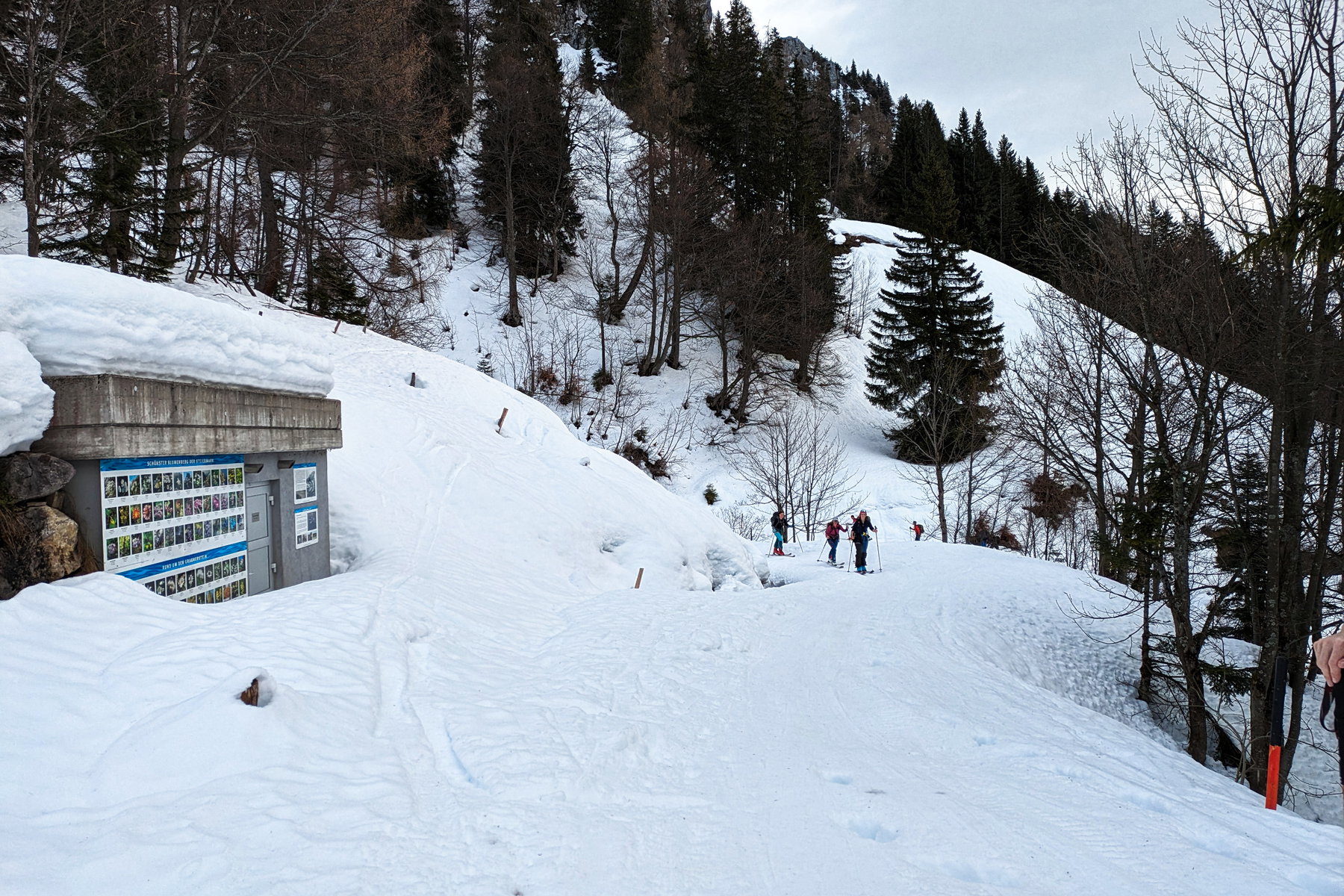 An dieser Stelle machen wir eine kurze Trinkpause und zweigen danach rechts von der Straße ab. Foto: Anna, POW AT