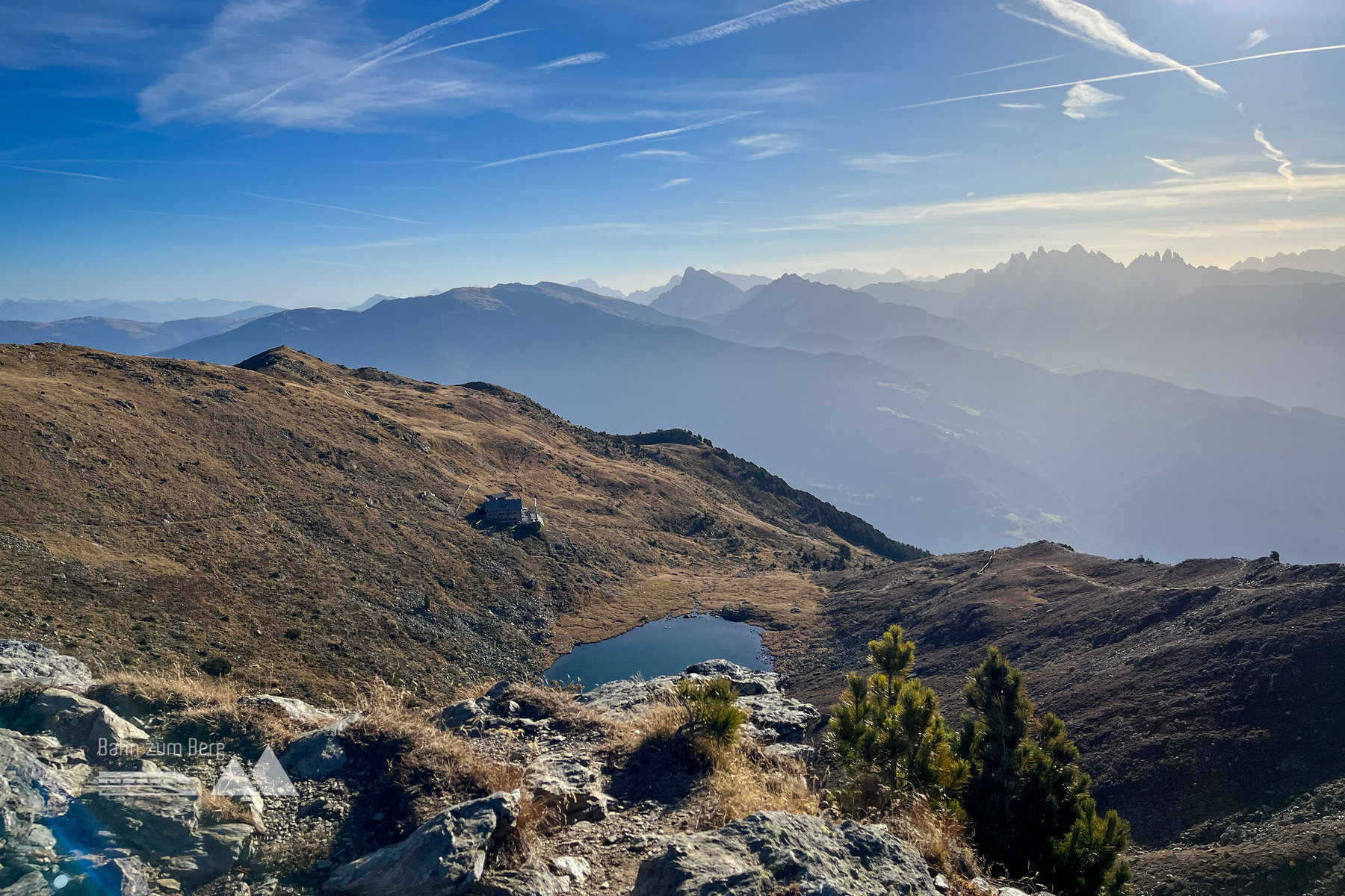 Blick von oben auf Radlsee und -hütte. Foto: Bernhard Walle