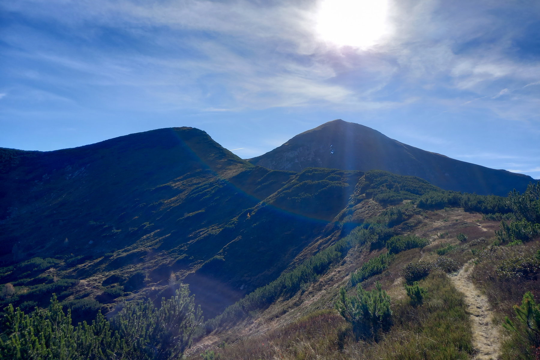 Kammwanderung zum Zinken (links). Rechts das Gumpeneck. Foto: Martina Friesenbichler