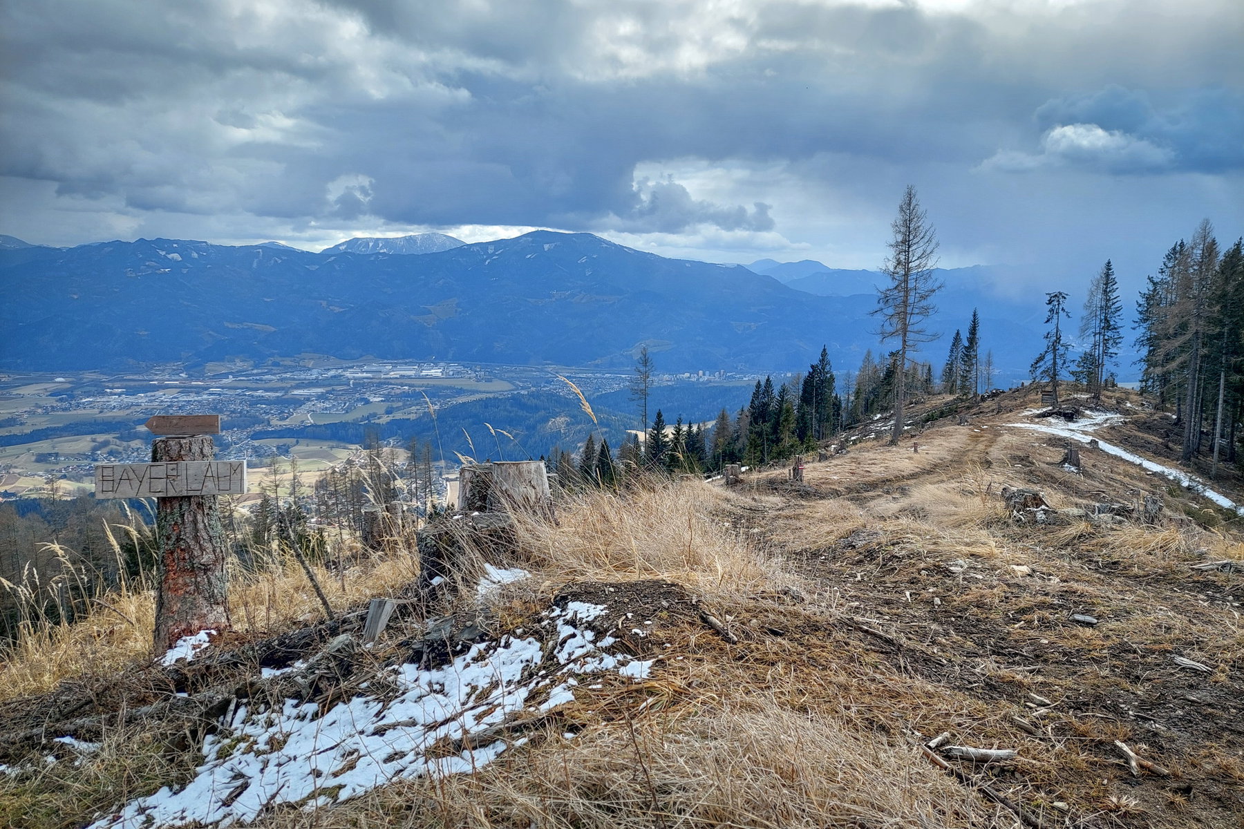 Abzweigung Bayerlalm, Blick auf Kapfenberg, das Rennfeld und den Hochlantsch. Foto: Alice Frischherz