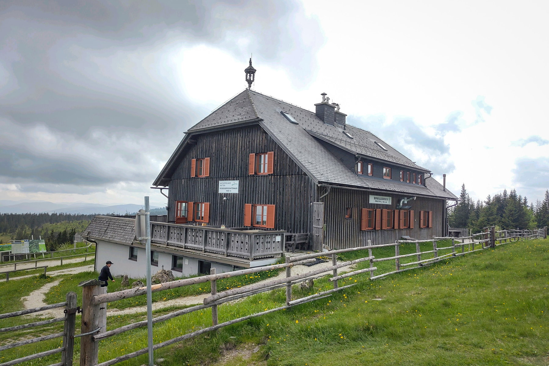Das Rosegger-Schutzhaus, gemütliche Einkehr zur Mittagszeit. Foto: Tobias Köhler