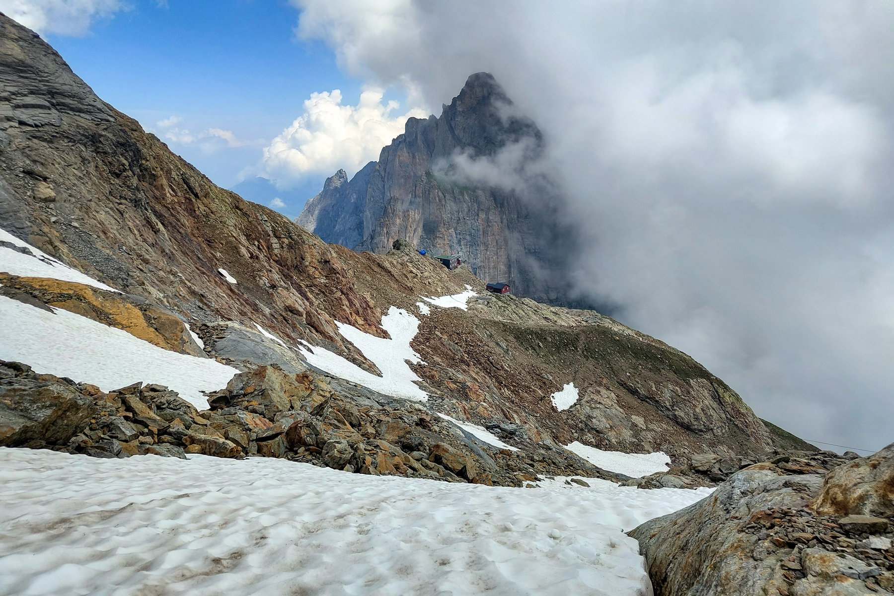 auf dessen Ostseite fahren wir auf Altschneefeldern bis zur Hütte ab. Fotos: Simon Widy