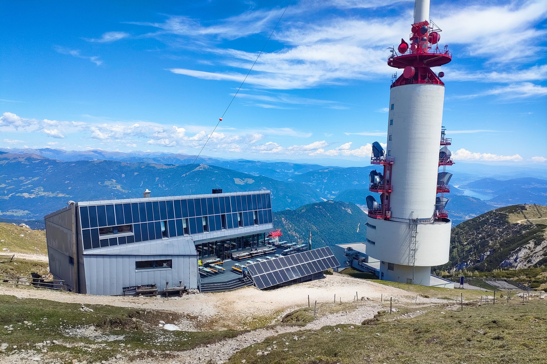 Das Dobratsch-Gipfelhaus und der markante Sendeturm