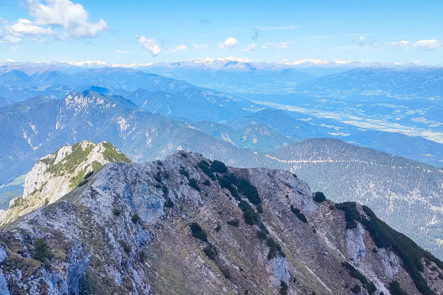 Gailtal und Drautal (mit Blick zu Großglockner (Pyramide im rechten bzw. linken Viertel) und Hochalmspitze (Bildmitte 2. Foto)). Fotos: Manfred Hinteregger