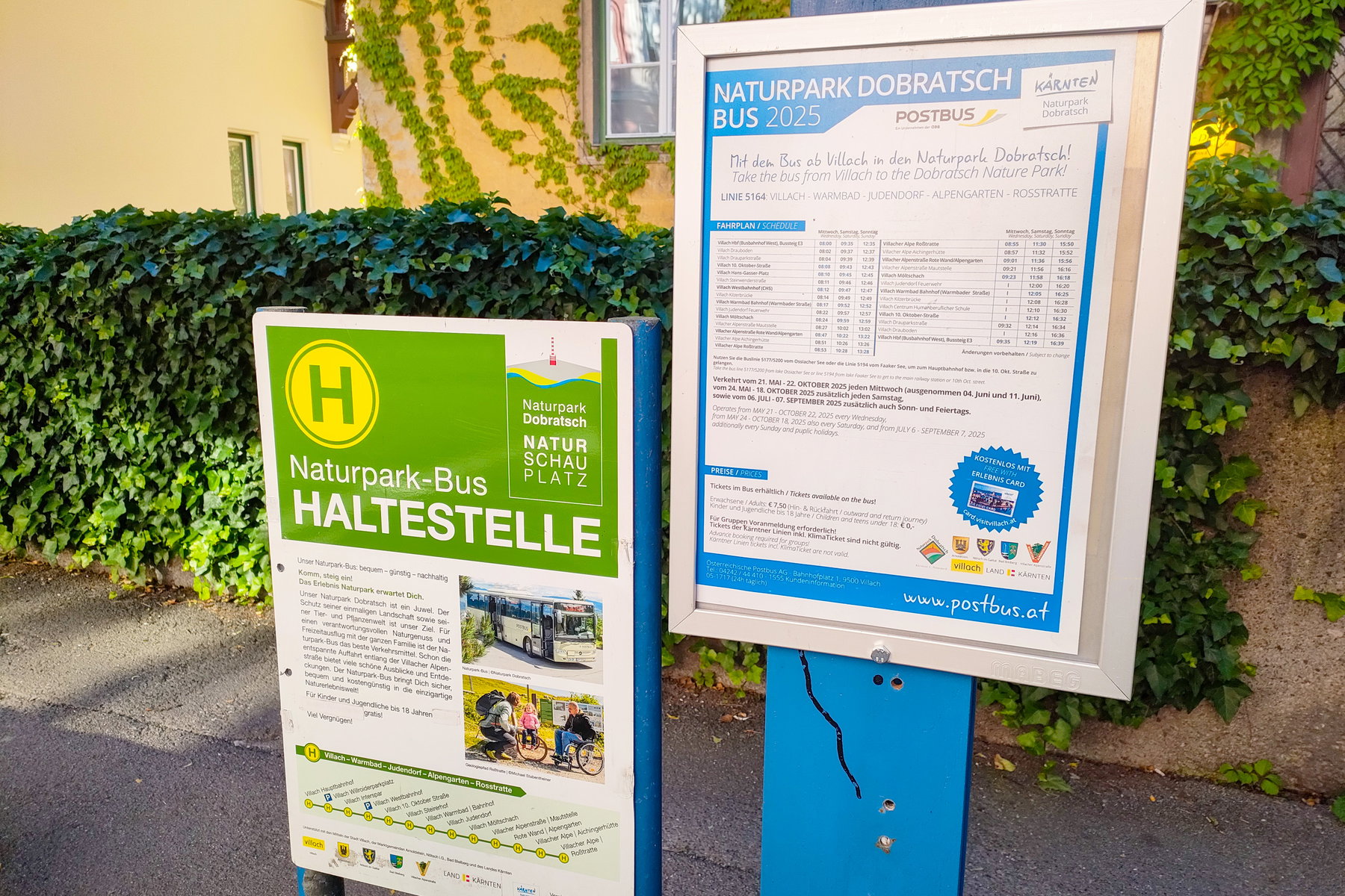 Bei der Haltestelle 10.-Oktober-Straße geht’s los. Einladende Tafeln machen Vorfreude auf die Fahrt. Foto: Manfred Hinteregger
