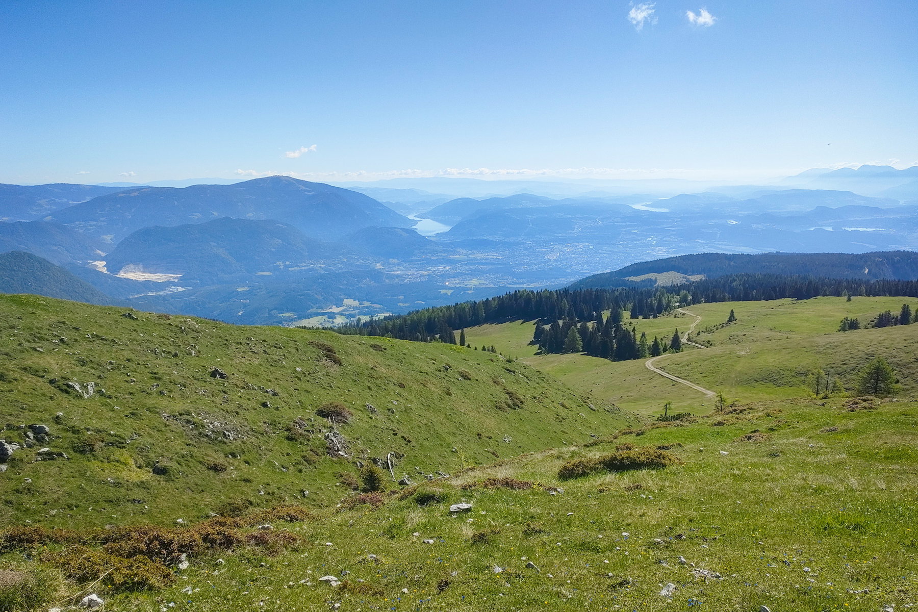 Blick hinunter nach Villach sowie zum Ossiacher- (links) und zum Wörthersee (rechts)