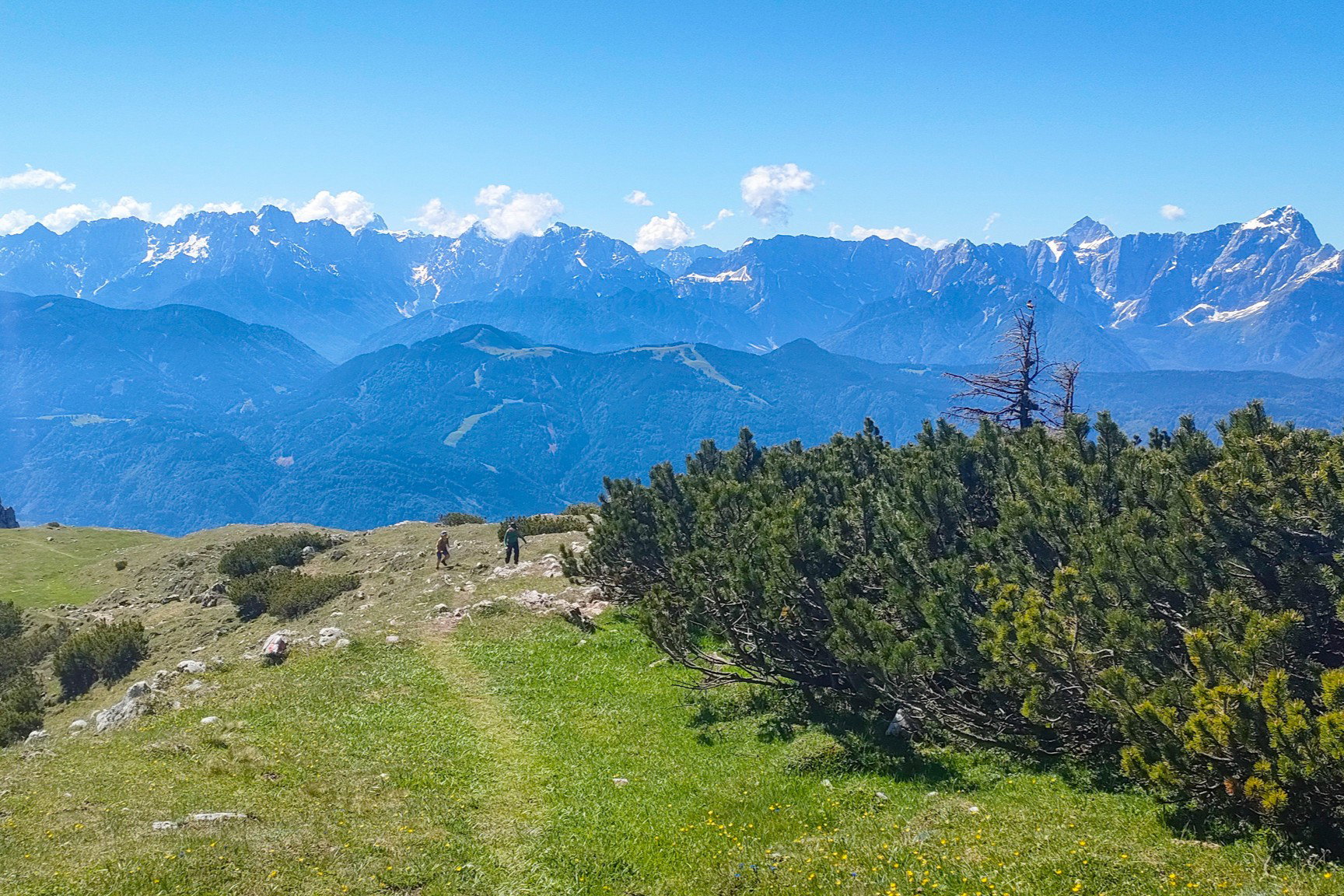 Mit Prachtblick zu den Julischen Alpen rückt der Gipfel näher