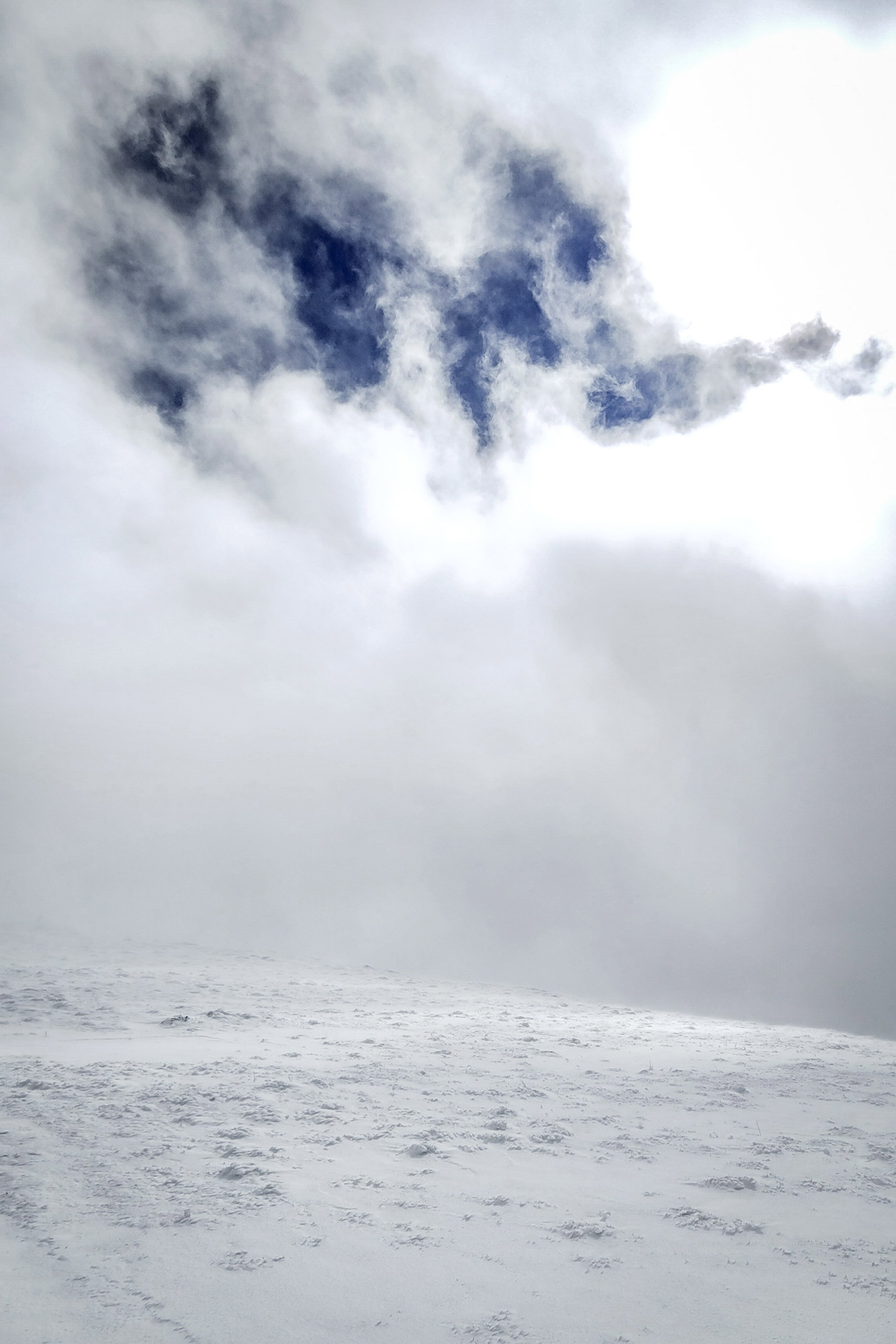 Kurz blinzelt die Sonne hinter den Wolken hervor; der Anraum zeugt von hohen Windgeschwindigkeiten. Fotos: Simon Widy